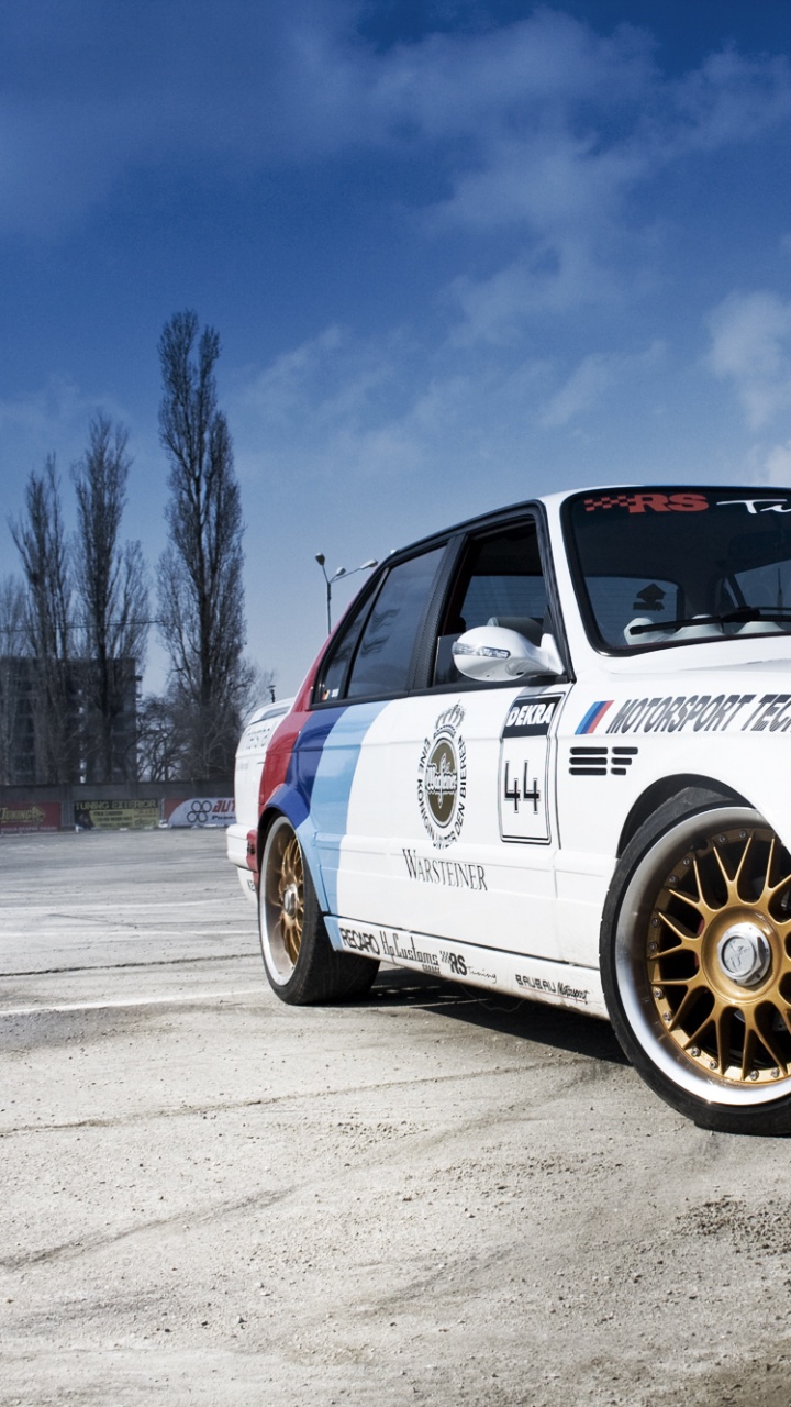 Blanco y Azul Bmw m 3 Coupe Sobre Carretera de Asfalto Gris Bajo Soleado Azul y Blanco. Wallpaper in 720x1280 Resolution