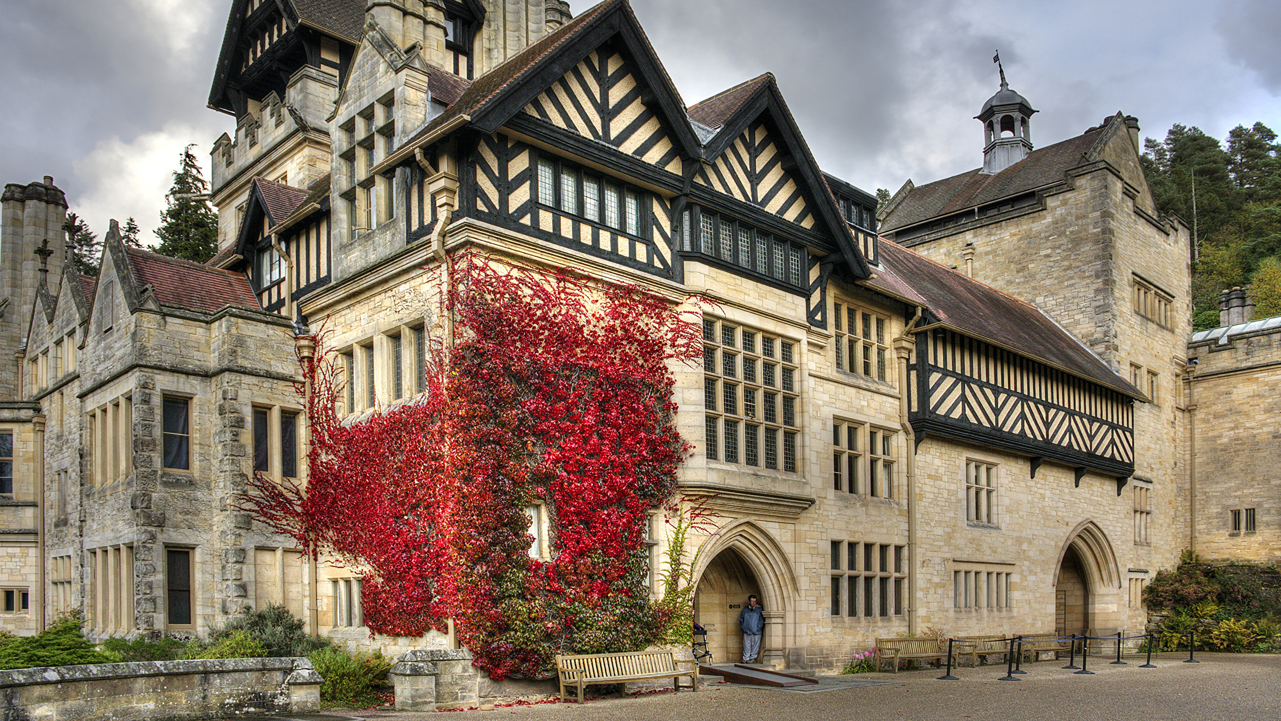 Braunes Und Schwarzes Betongebäude. Wallpaper in 2560x1440 Resolution