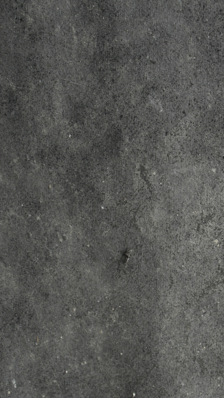 Persona Con Zapatos Negros de Pie Sobre un Piso de Concreto Gris. Wallpaper in 750x1334 Resolution