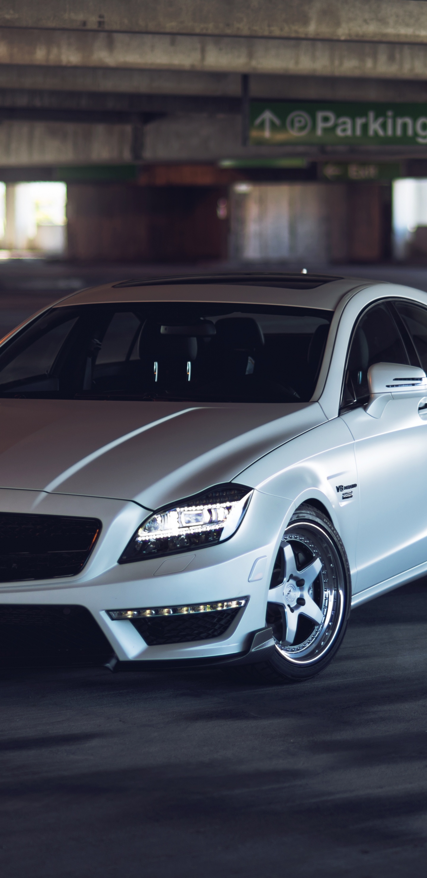 Mercedes Benz Coupé Blanc Garé Sur Parking Pendant la Journée. Wallpaper in 1440x2960 Resolution