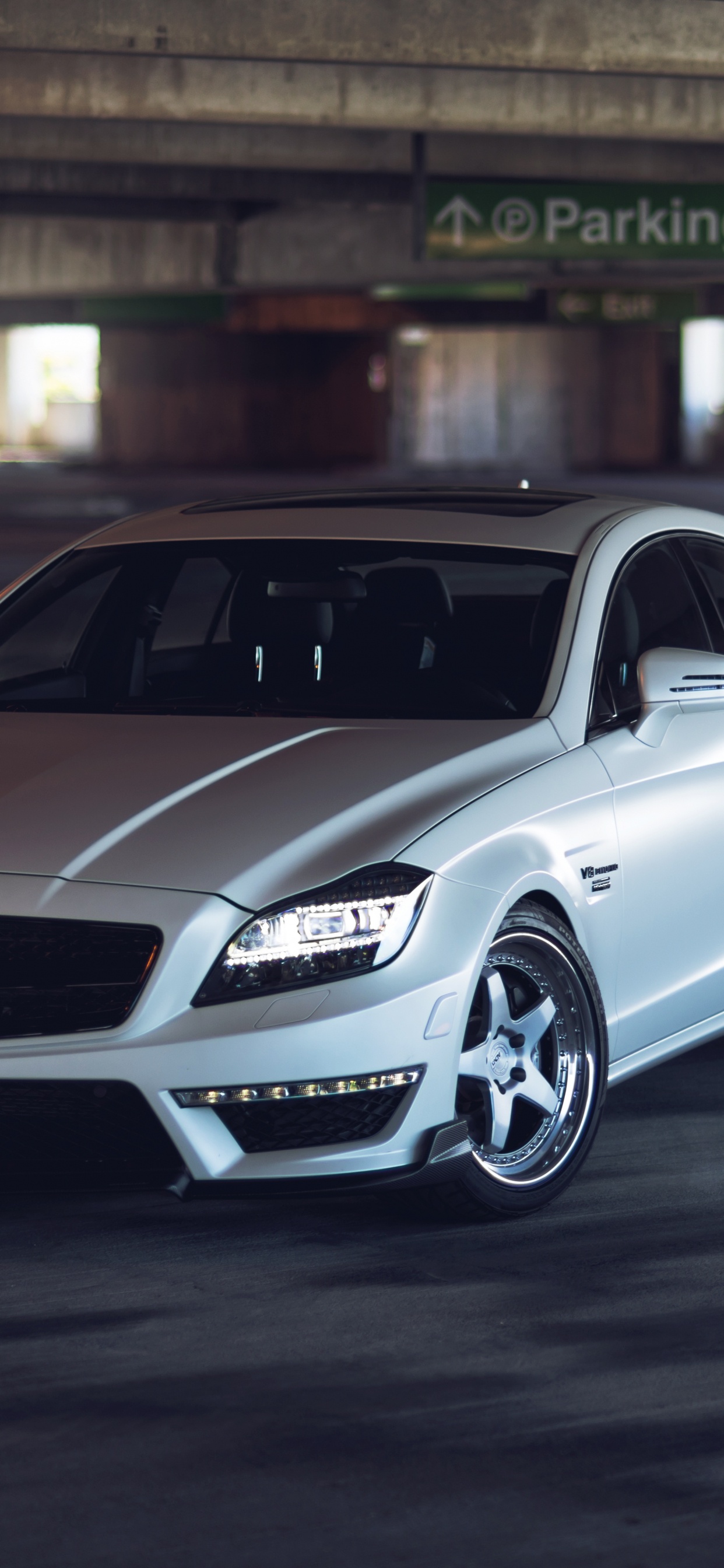 Weißes Mercedes-benz-coupé, Das Tagsüber Auf Dem Parkplatz Geparkt Ist. Wallpaper in 1242x2688 Resolution