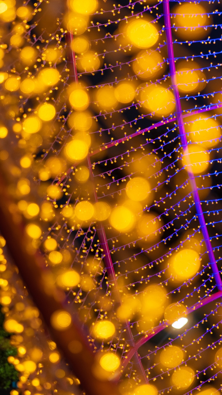 Guirlandes Lumineuses Jaunes Sur Mur en Bois Marron. Wallpaper in 720x1280 Resolution