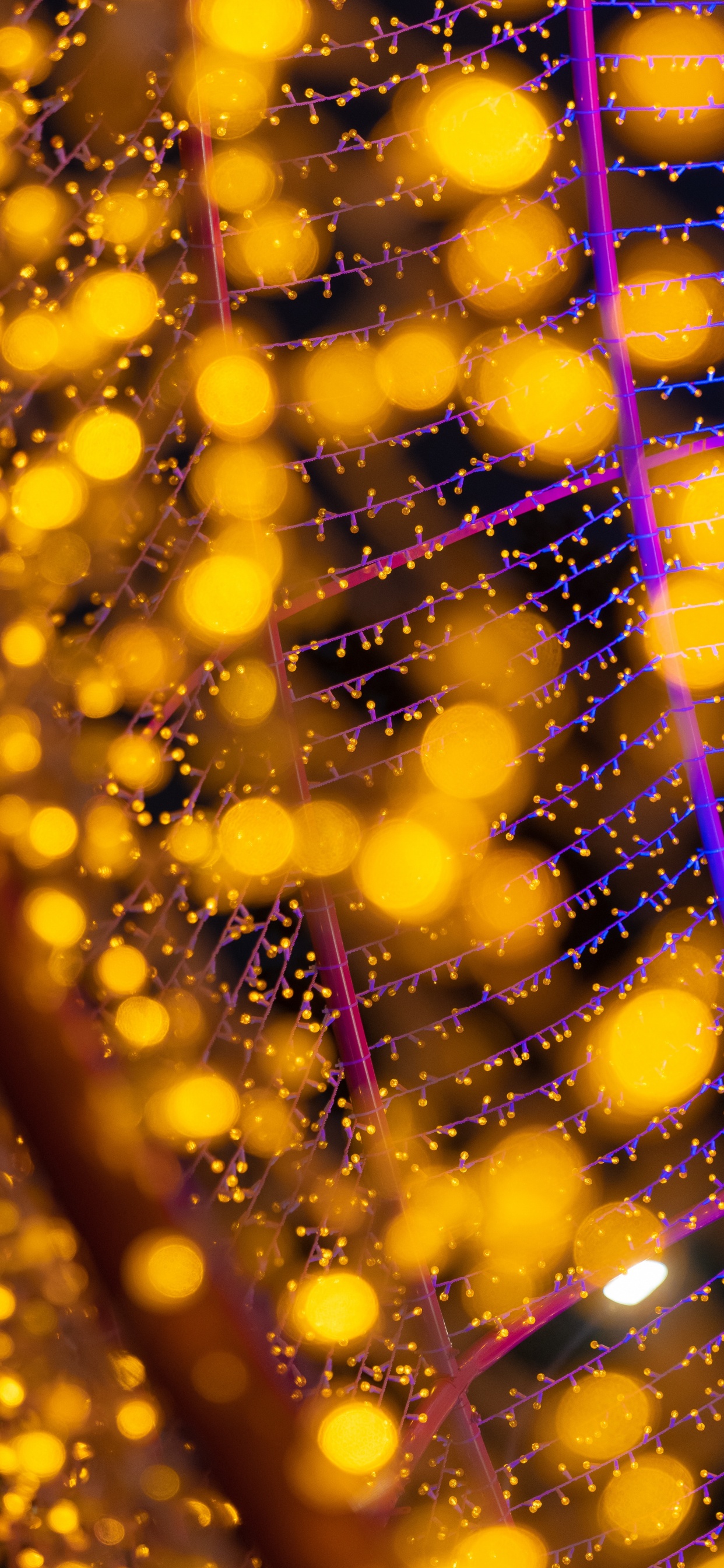 Gelbe Lichterketten an Brauner Holzwand. Wallpaper in 1242x2688 Resolution