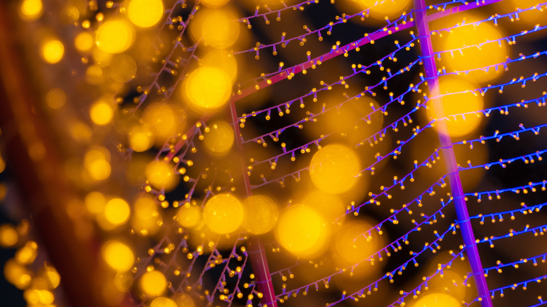 Gelbe Lichterketten an Brauner Holzwand. Wallpaper in 1920x1080 Resolution