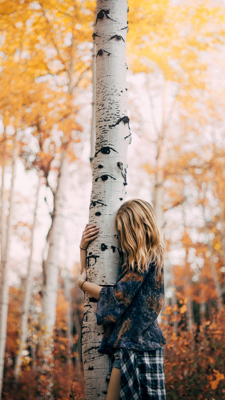 Femme en Manteau à Carreaux Noir et Blanc Debout Près D'un Arbre Blanc Pendant la Journée. Wallpaper in 720x1280 Resolution