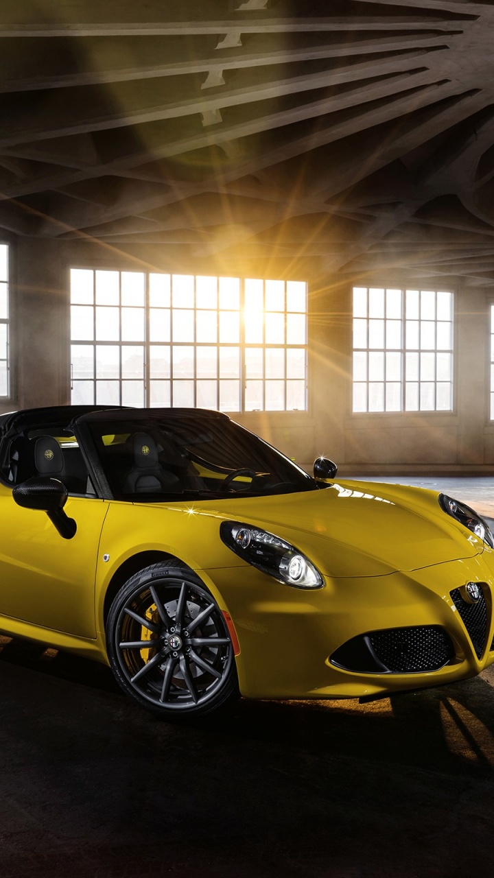 Ferrari 458 Italia Amarillo Estacionado en el Edificio. Wallpaper in 720x1280 Resolution