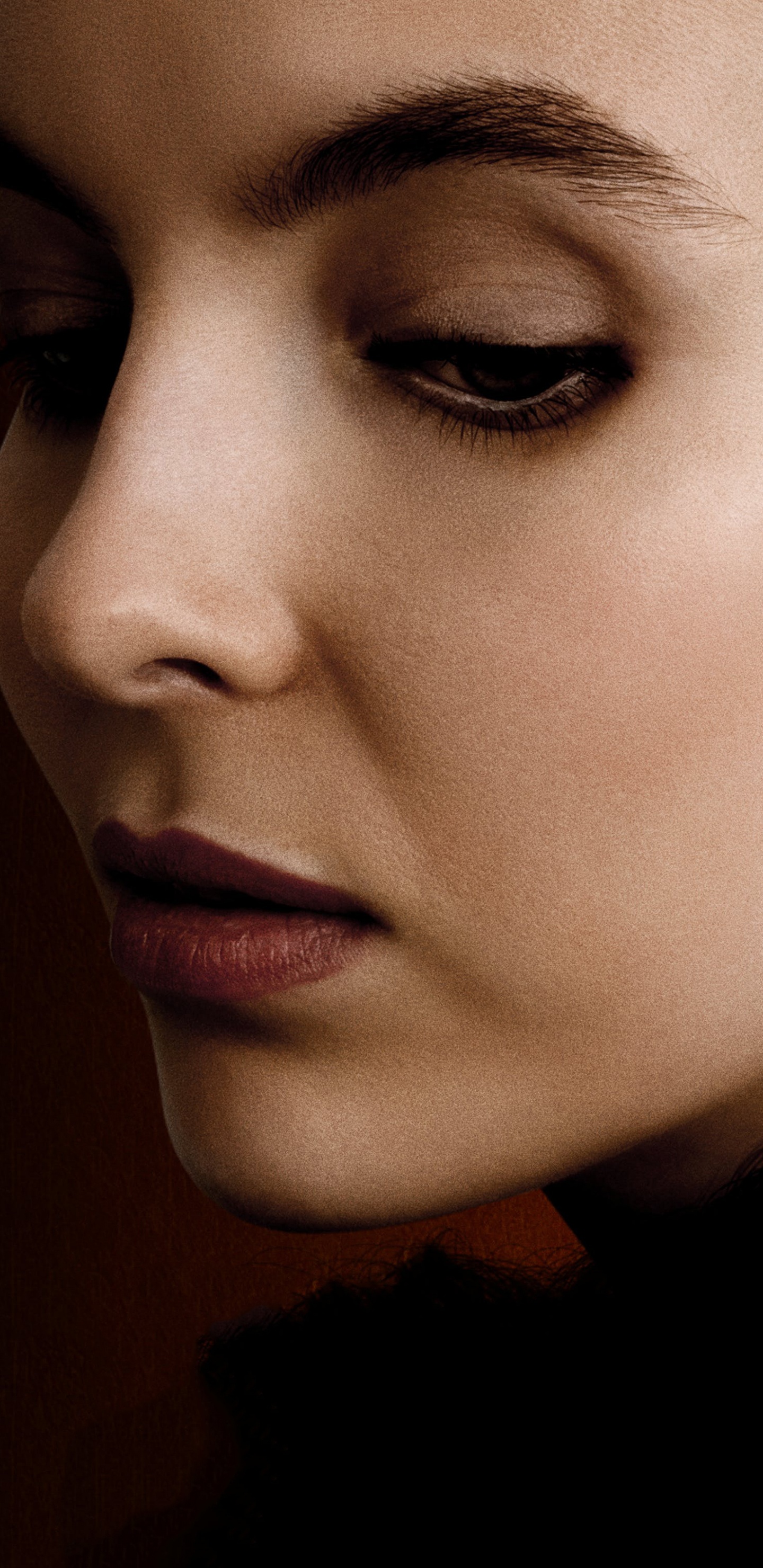 Mujer en Camisa Negra Con Aretes de Plata. Wallpaper in 1440x2960 Resolution