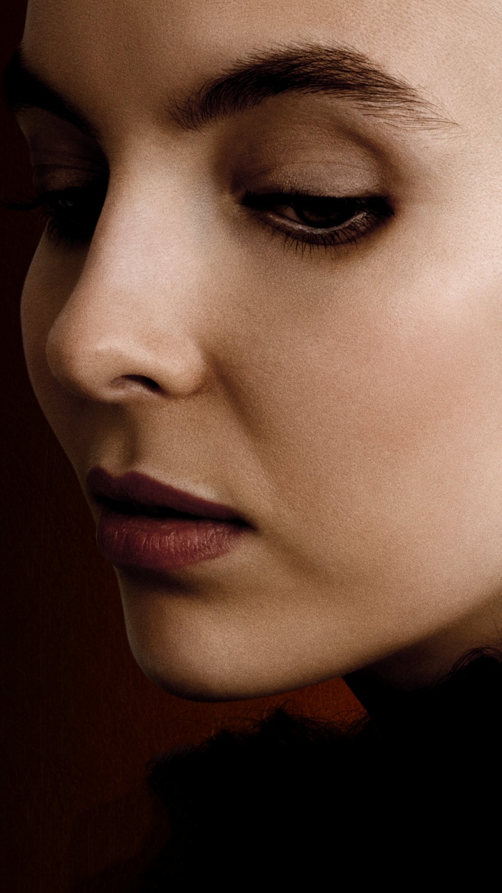 Mujer en Camisa Negra Con Aretes de Plata. Wallpaper in 720x1280 Resolution