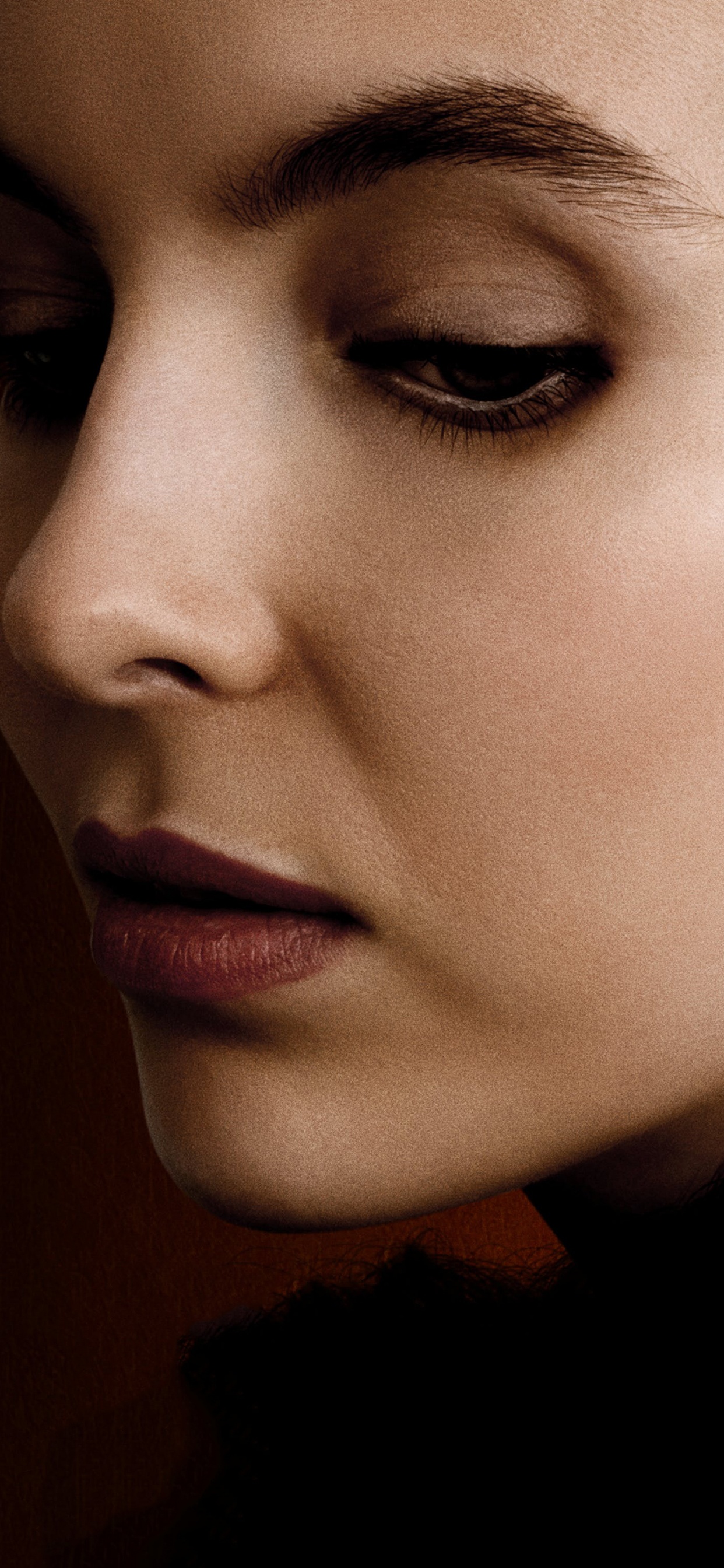 Femme en Chemise Noire Avec Boucles D'oreilles en Argent. Wallpaper in 1242x2688 Resolution