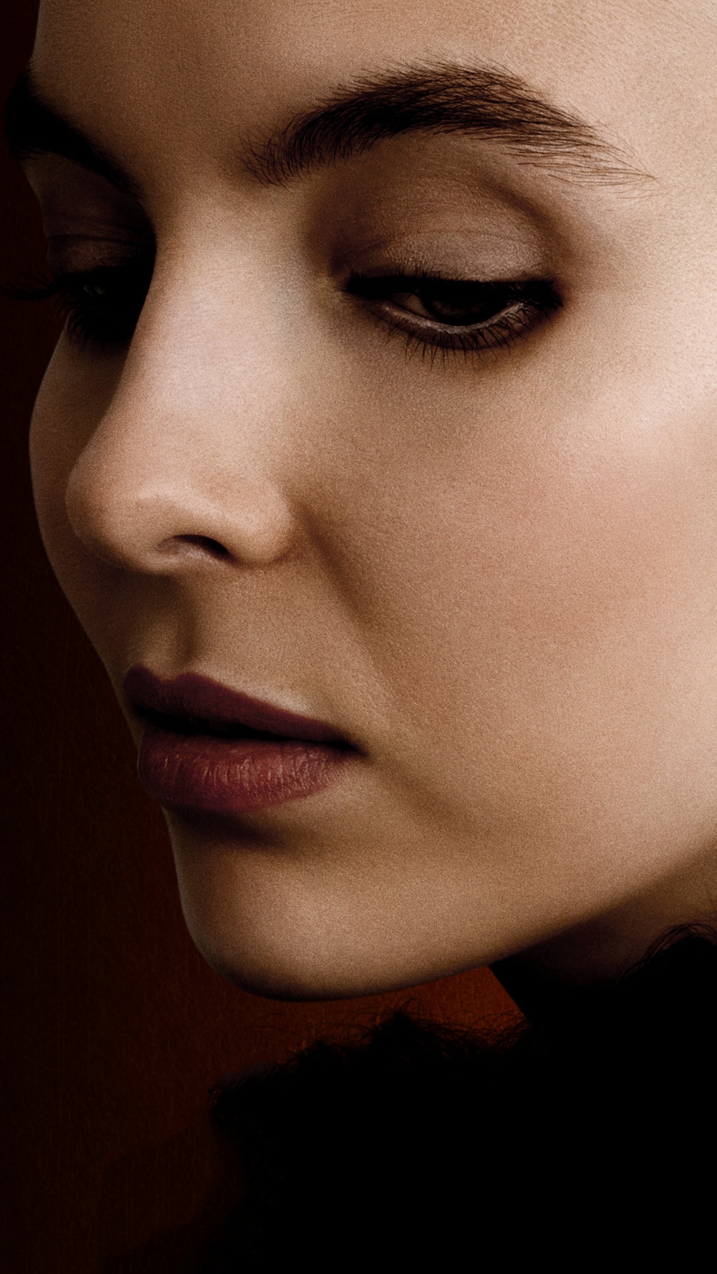 Femme en Chemise Noire Avec Boucles D'oreilles en Argent. Wallpaper in 1440x2560 Resolution