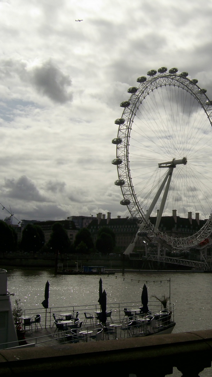 Ferris Wheel Near Body of Water Under Cloudy Sky During Daytime. Wallpaper in 720x1280 Resolution