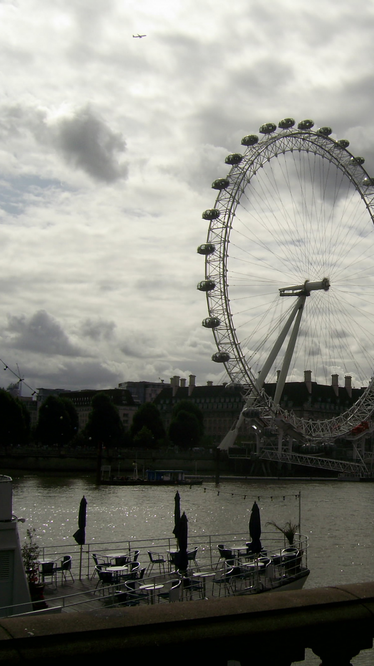 Ferris Wheel Near Body of Water Under Cloudy Sky During Daytime. Wallpaper in 750x1334 Resolution