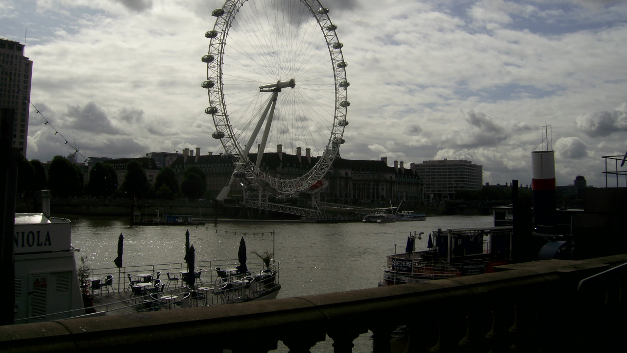 Grande Roue Près D'un Plan D'eau Sous un Ciel Nuageux Pendant la Journée. Wallpaper in 1280x720 Resolution