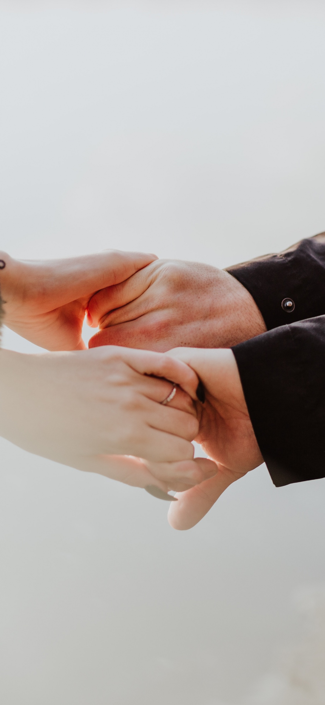 Persona en Camisa de Manga Larga Negra Con Pájaro Blanco. Wallpaper in 1125x2436 Resolution