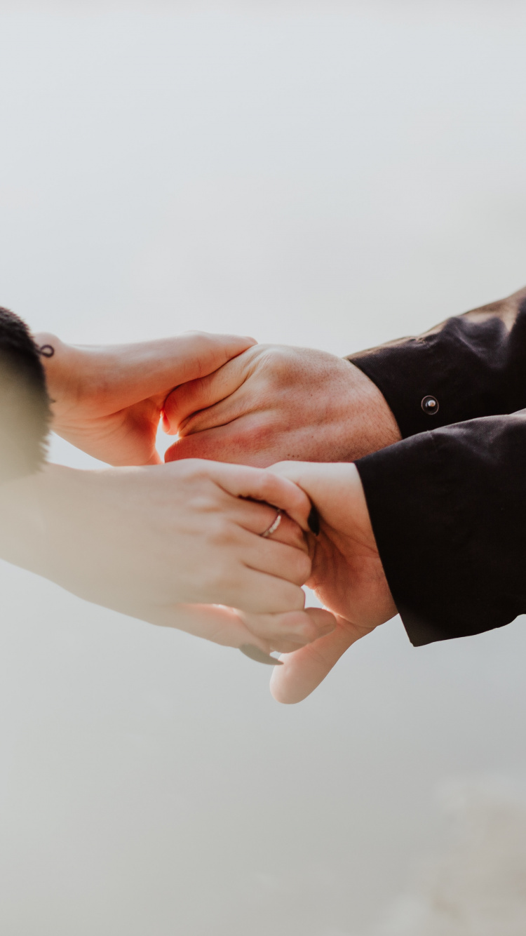 Persona en Camisa de Manga Larga Negra Con Pájaro Blanco. Wallpaper in 750x1334 Resolution