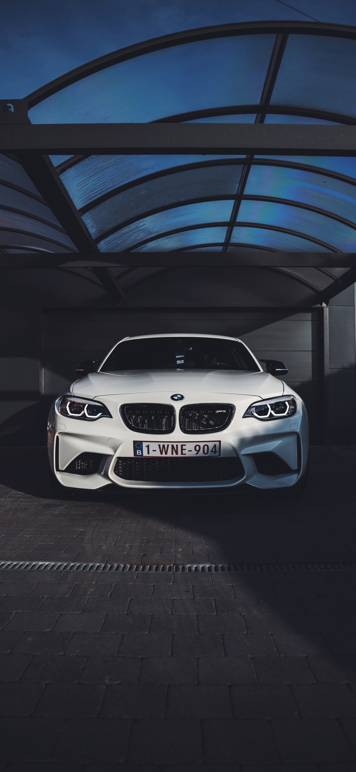 Bmw m 3 Blanco en el Estacionamiento. Wallpaper in 1242x2688 Resolution