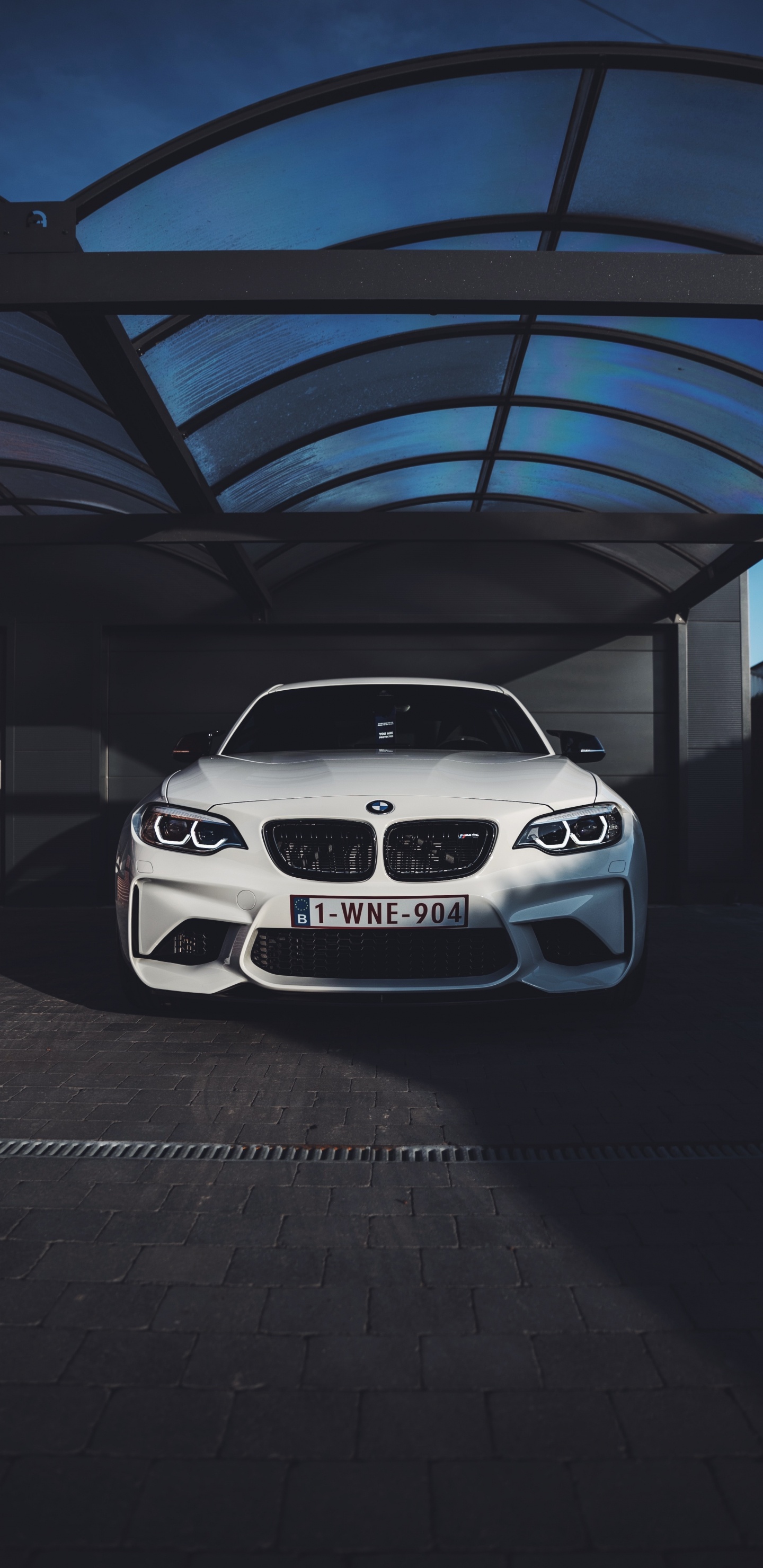 Bmw m 3 Blanco en el Estacionamiento. Wallpaper in 1440x2960 Resolution