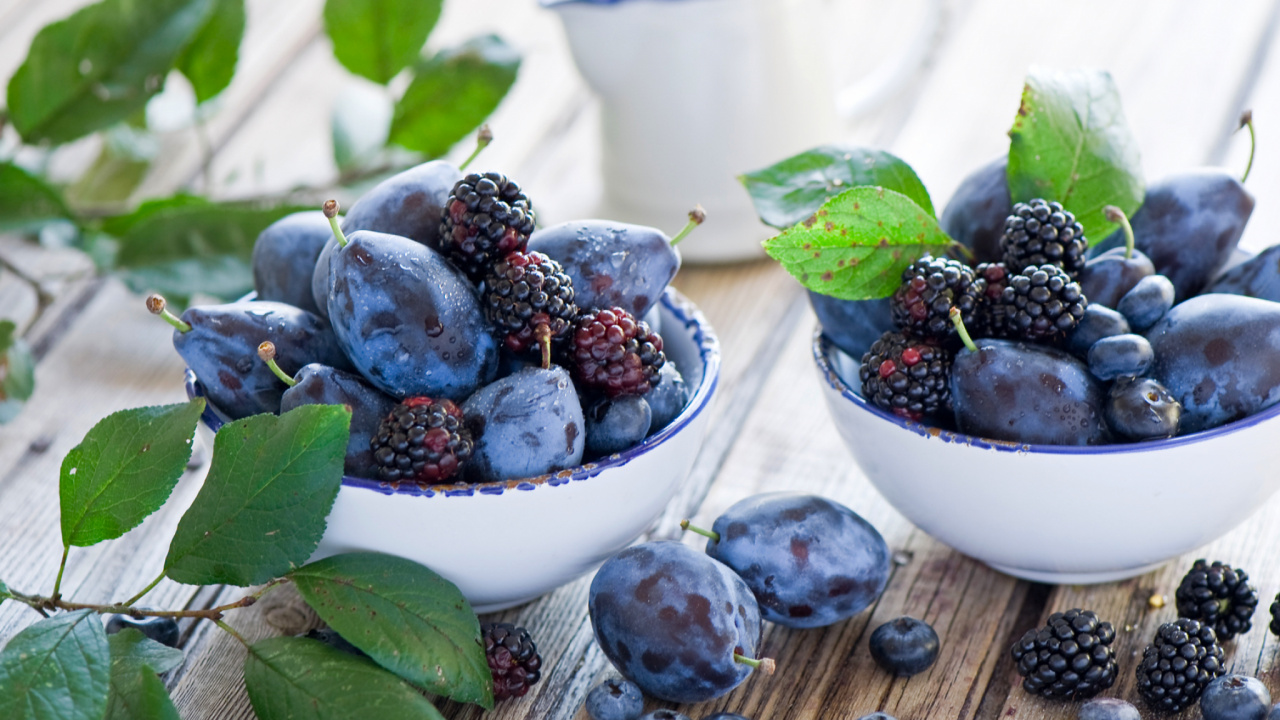 Blaue Beeren Auf Weißer Keramikschale. Wallpaper in 1280x720 Resolution