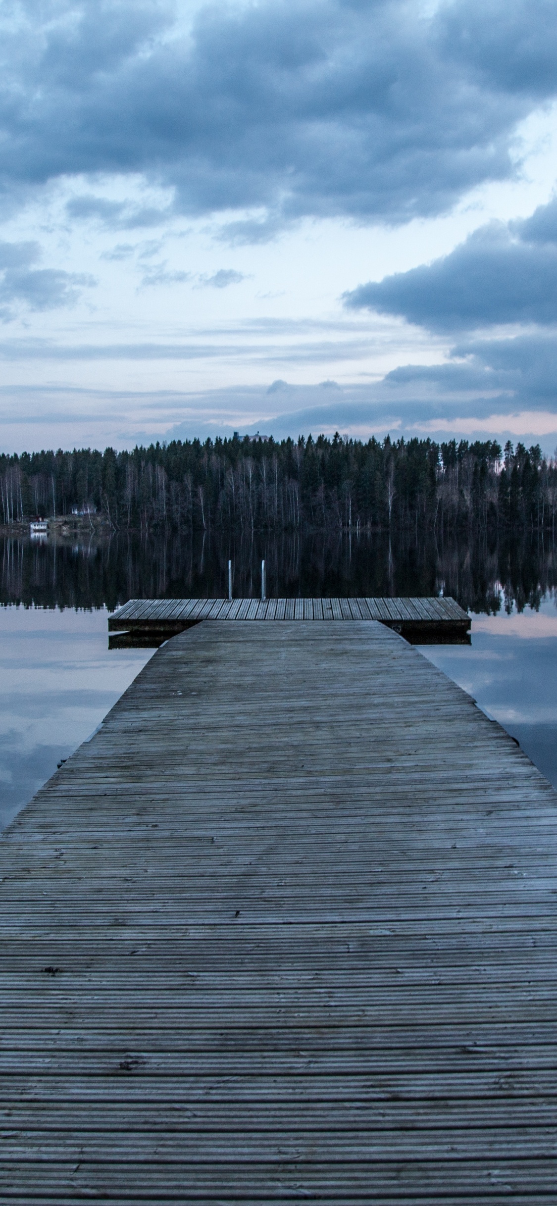 Quai en Bois Brun Sur le Lac Pendant la Journée. Wallpaper in 1125x2436 Resolution