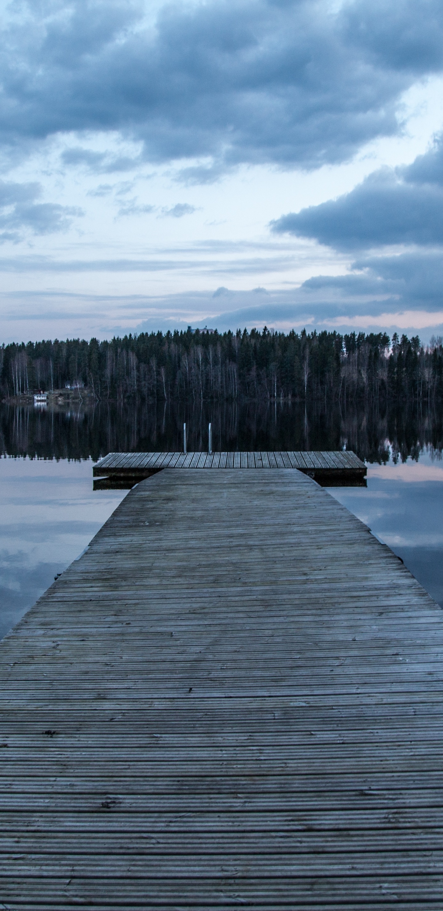 Brauner Holzsteg am See Tagsüber. Wallpaper in 1440x2960 Resolution