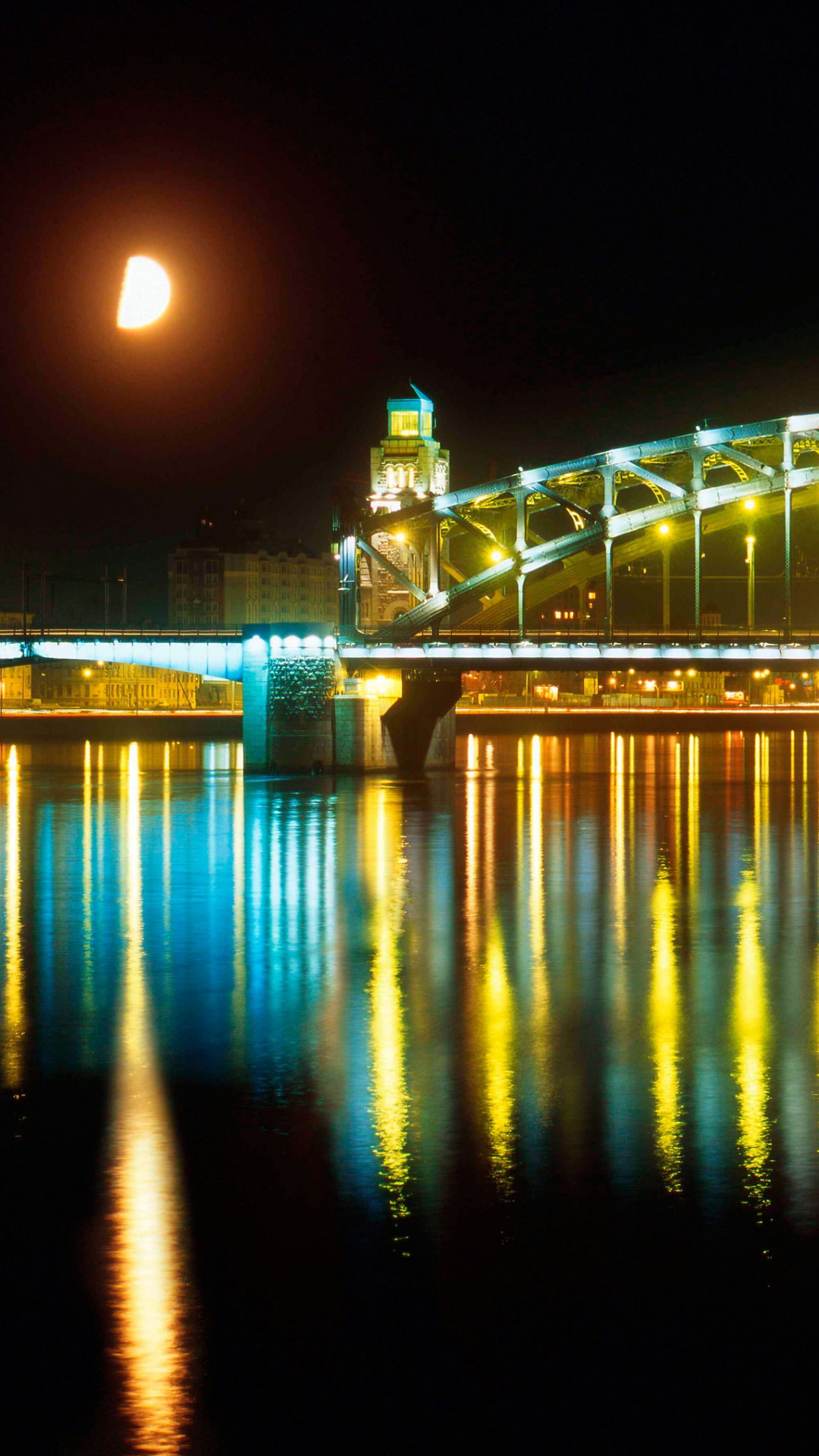 Puente Iluminado Sobre el Agua Durante la Noche. Wallpaper in 1080x1920 Resolution