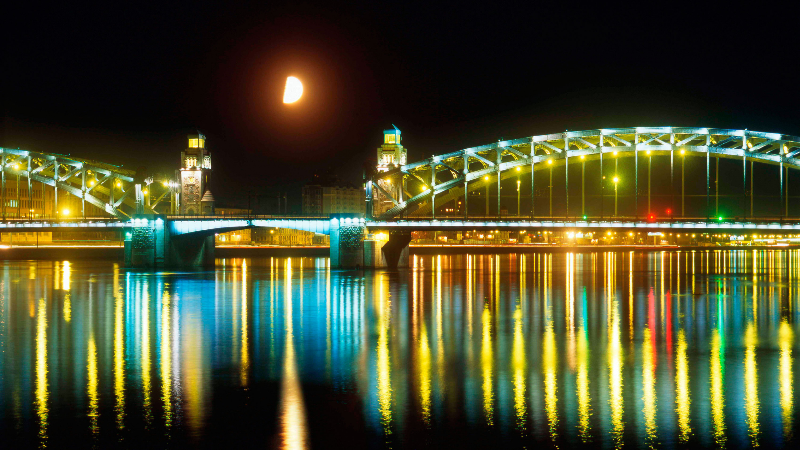 Puente Iluminado Sobre el Agua Durante la Noche. Wallpaper in 2560x1440 Resolution