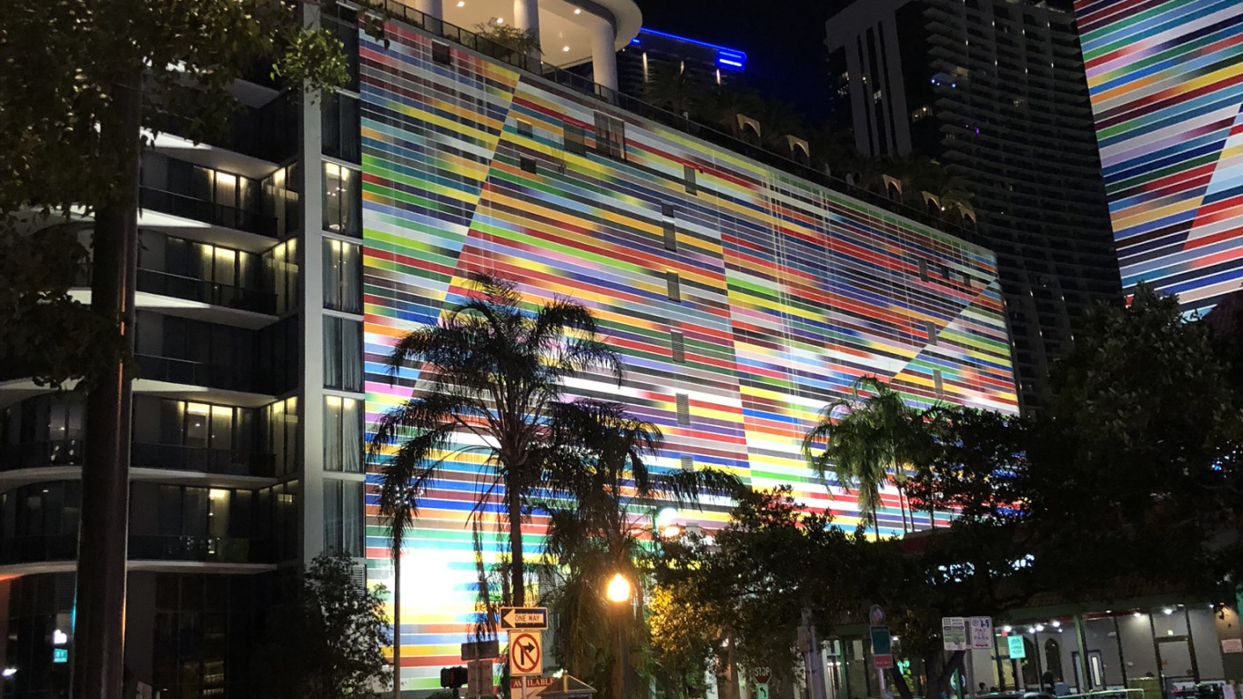 Miami, Mitte Größe Auto, König, Kleinwagen, Tower Block. Wallpaper in 1366x768 Resolution