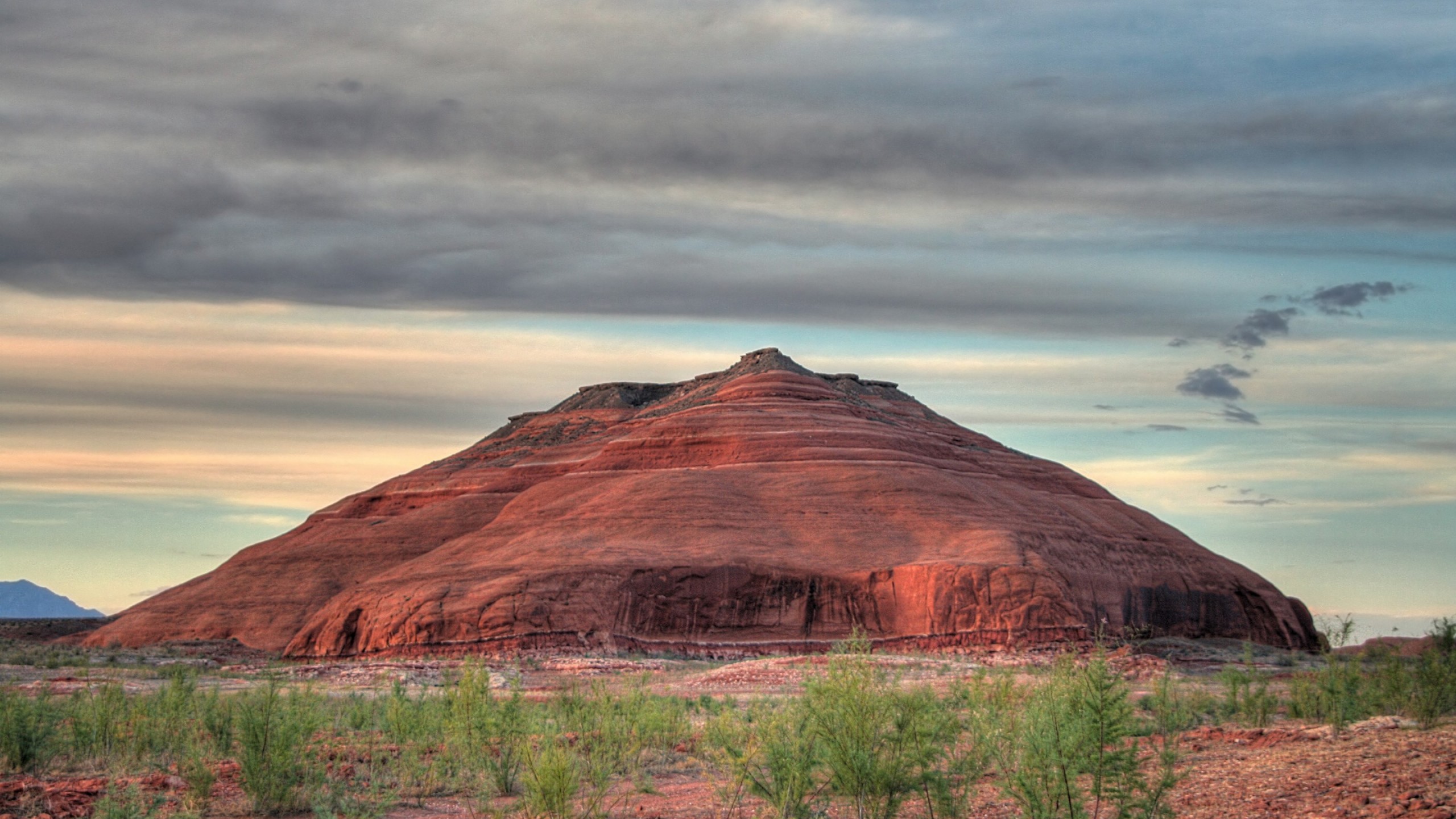 Brown Mountain Under Cloudy Sky During Daytime. Wallpaper in 2560x1440 Resolution