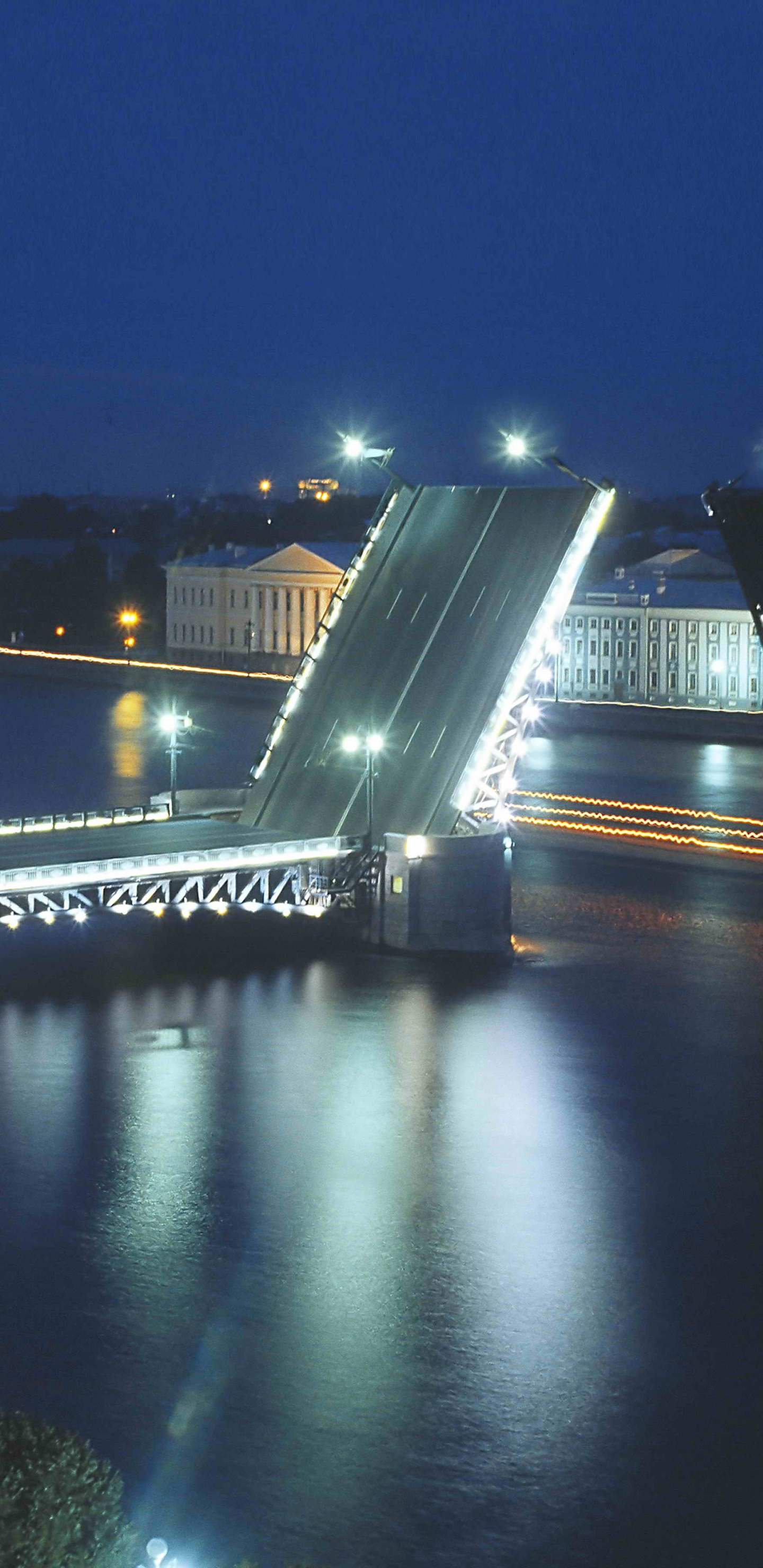 Puente Sobre el Río Durante la Noche. Wallpaper in 1440x2960 Resolution