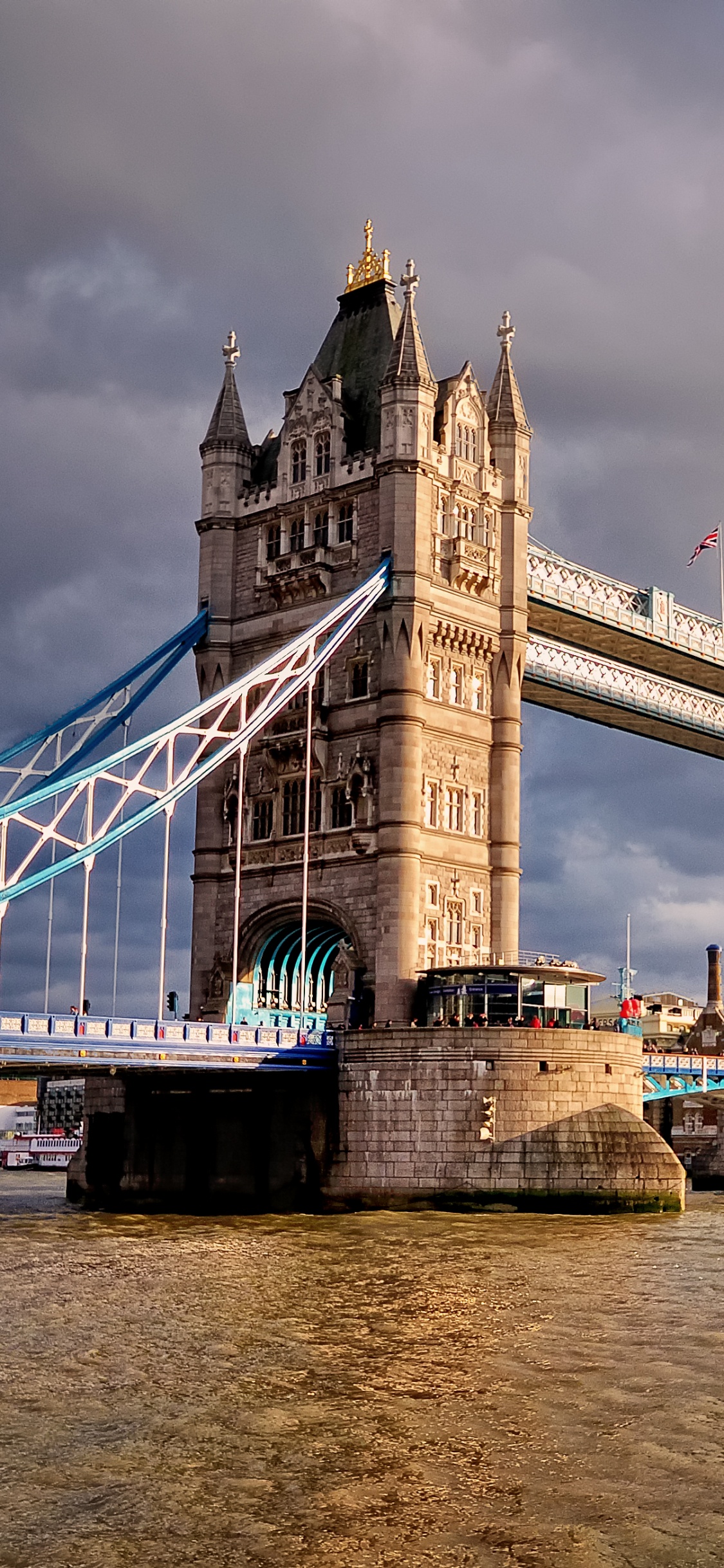 Puente Blanco Bajo el Cielo Nublado Durante el Día. Wallpaper in 1125x2436 Resolution
