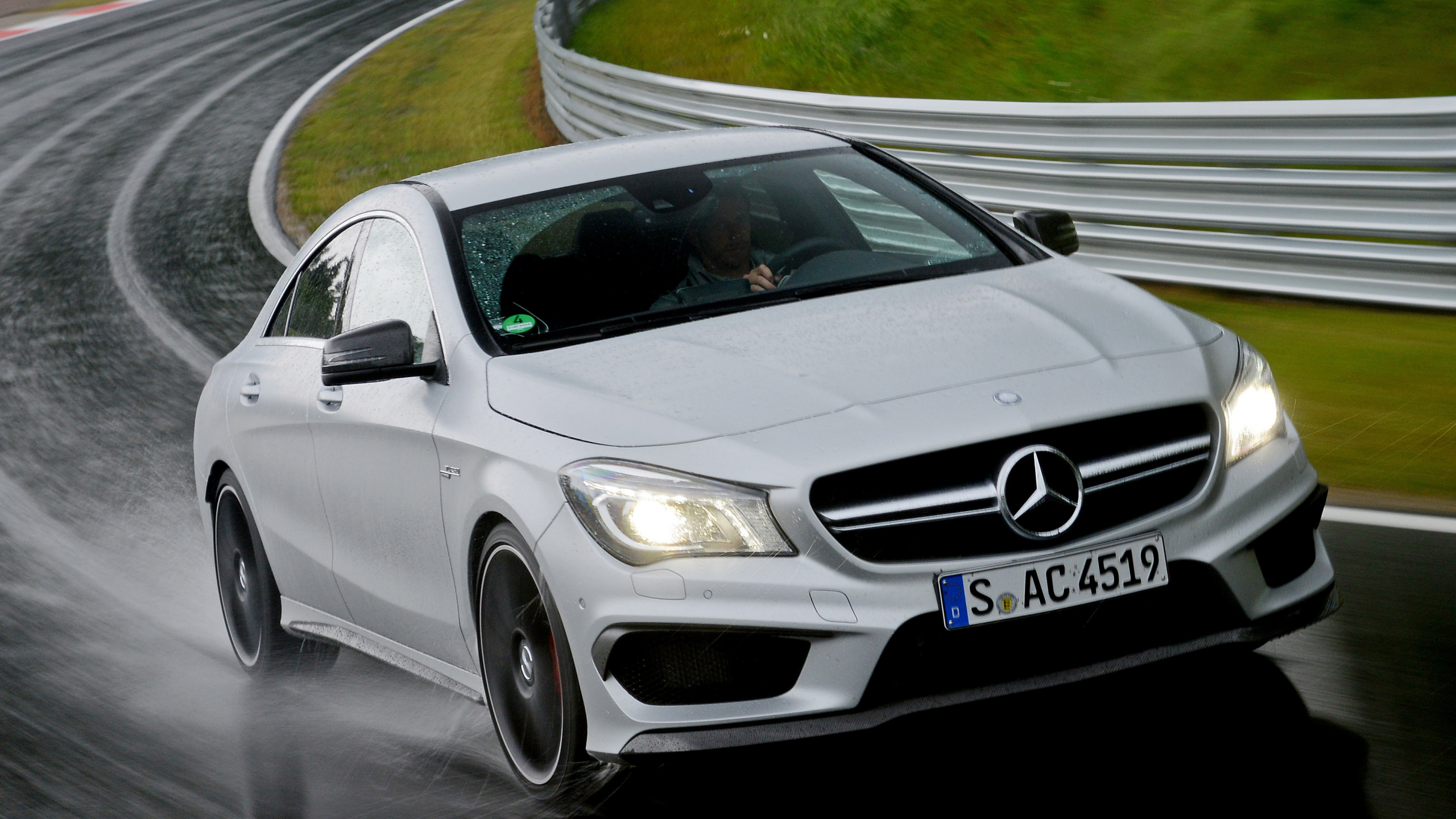 Mercedes Benz Coupé Blanc Sur Route Pendant la Journée. Wallpaper in 2560x1440 Resolution