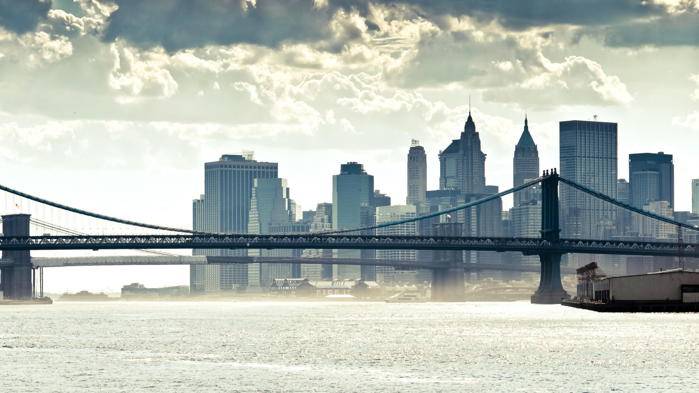 Puente Sobre el Agua Cerca de Los Edificios de la Ciudad Durante el Día.. Wallpaper in 1366x768 Resolution