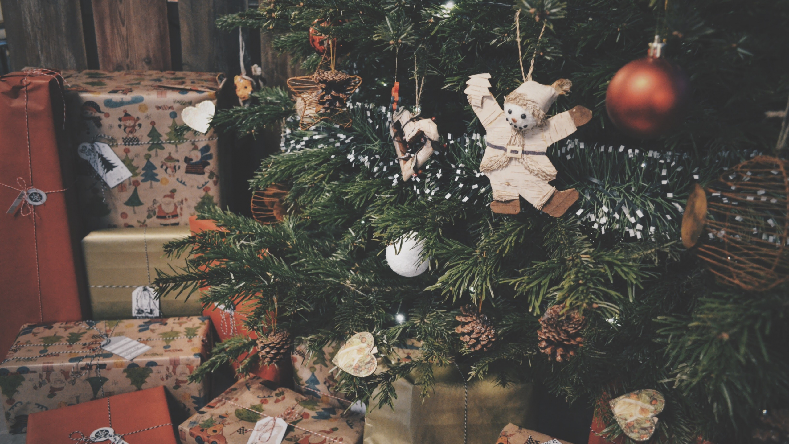 Weihnachten, Weihnachtsbaum, Christmas Ornament, Stilleben, Innenarchitektur. Wallpaper in 2560x1440 Resolution