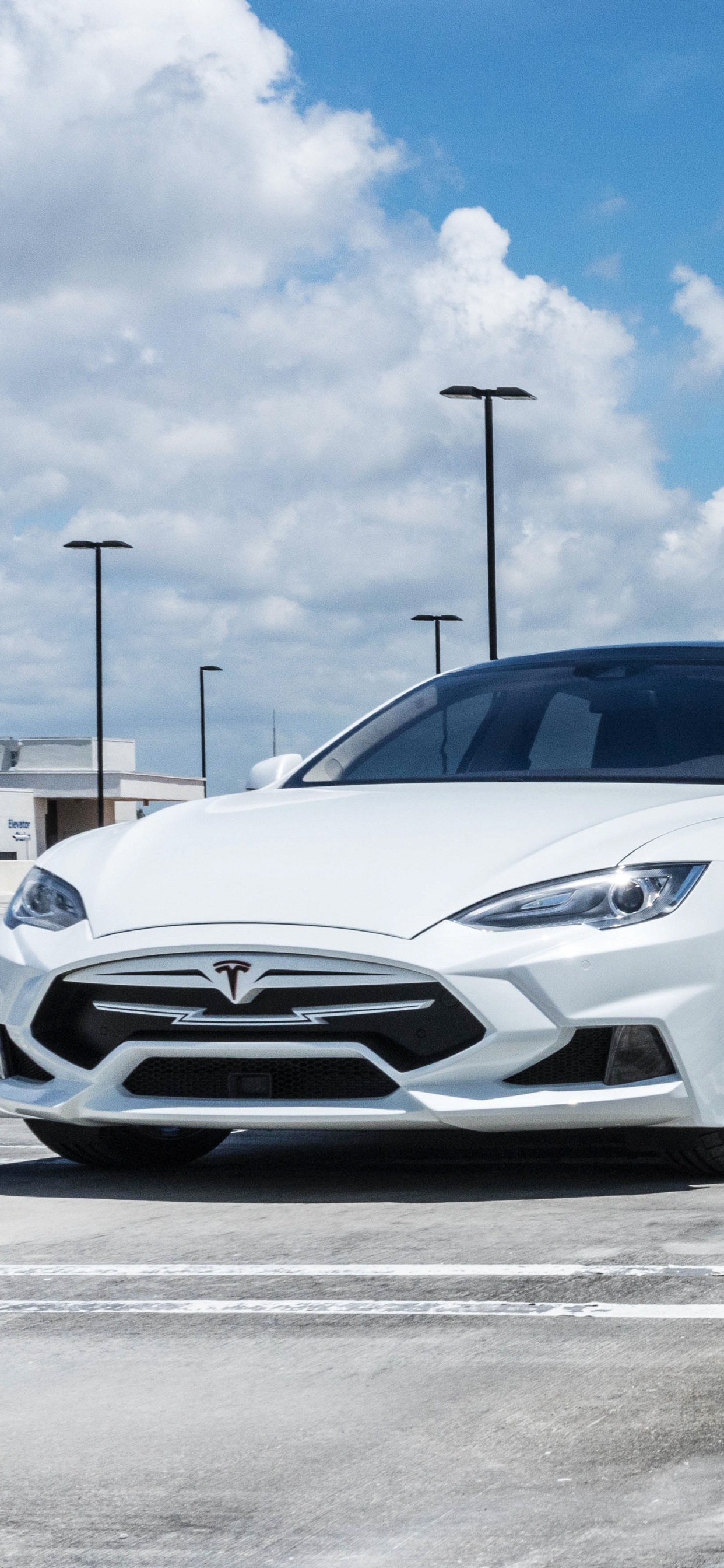 Porsche 911 Blanco Estacionado Junto a un Muro de Hormigón Blanco Durante el Día. Wallpaper in 1242x2688 Resolution