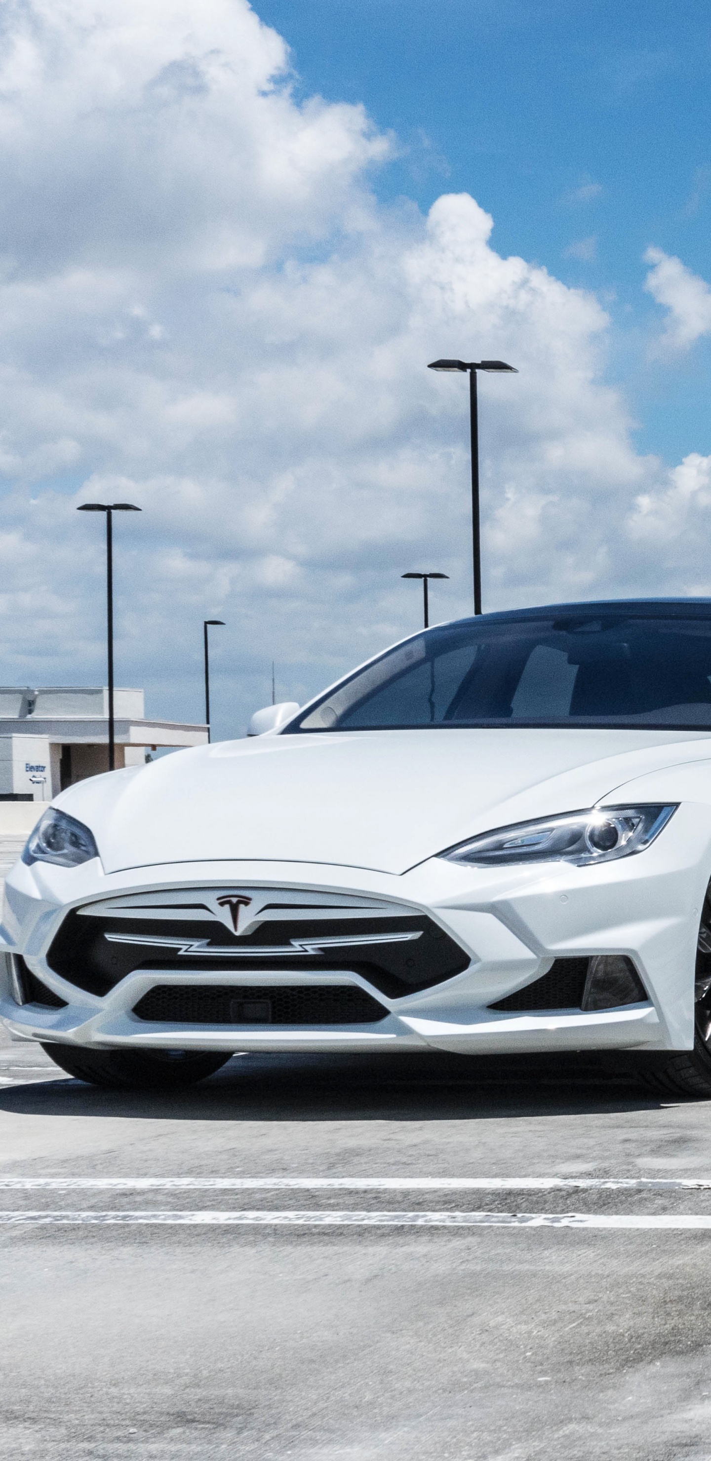 Porsche 911 Blanco Estacionado Junto a un Muro de Hormigón Blanco Durante el Día. Wallpaper in 1440x2960 Resolution