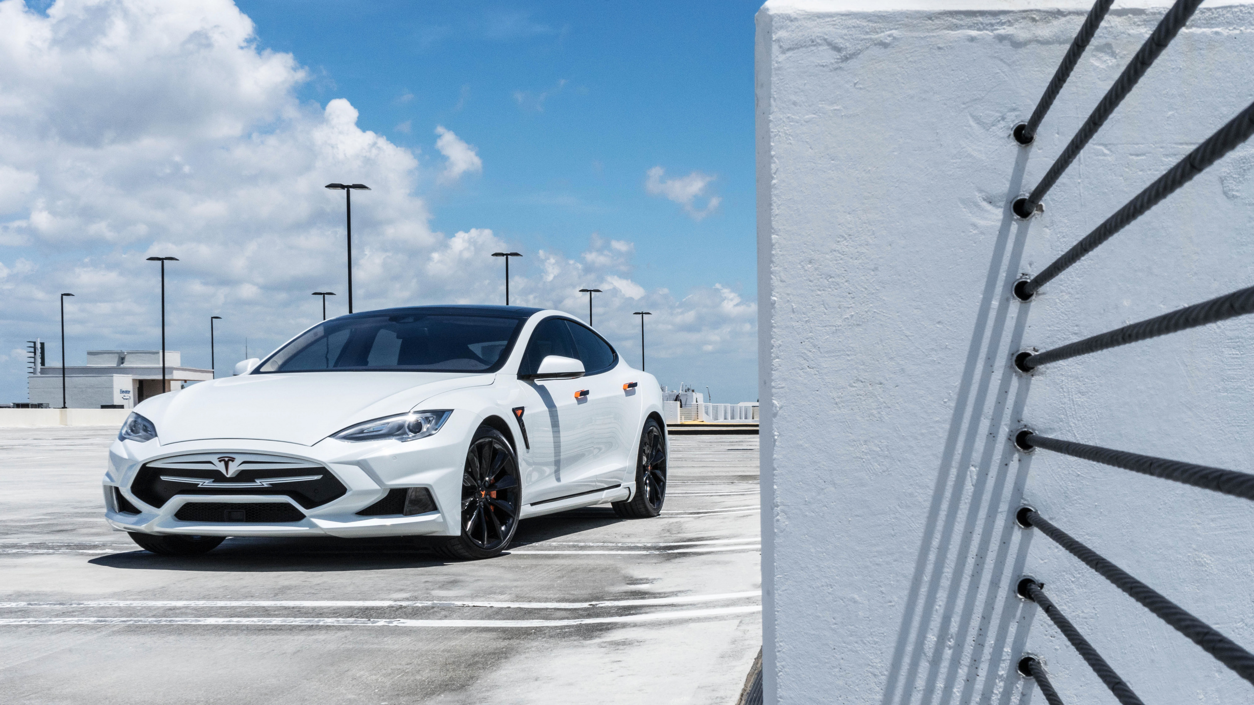 Porsche 911 Blanche Garée à Côté D'un Mur de Béton Blanc Pendant la Journée. Wallpaper in 2560x1440 Resolution