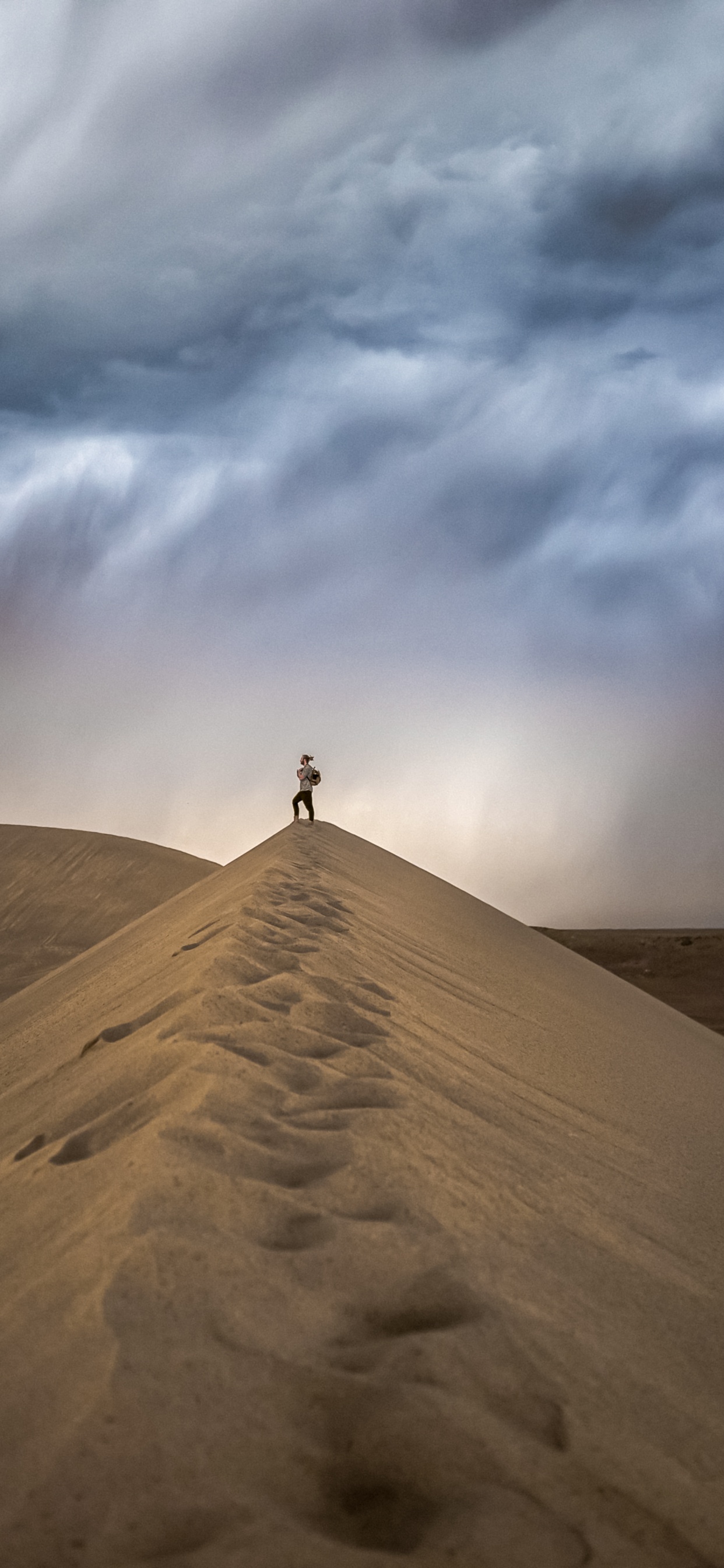 Macaron, Pendiente, Las Formaciones Montañosas, La Gente en la Naturaleza, Duna. Wallpaper in 1242x2688 Resolution