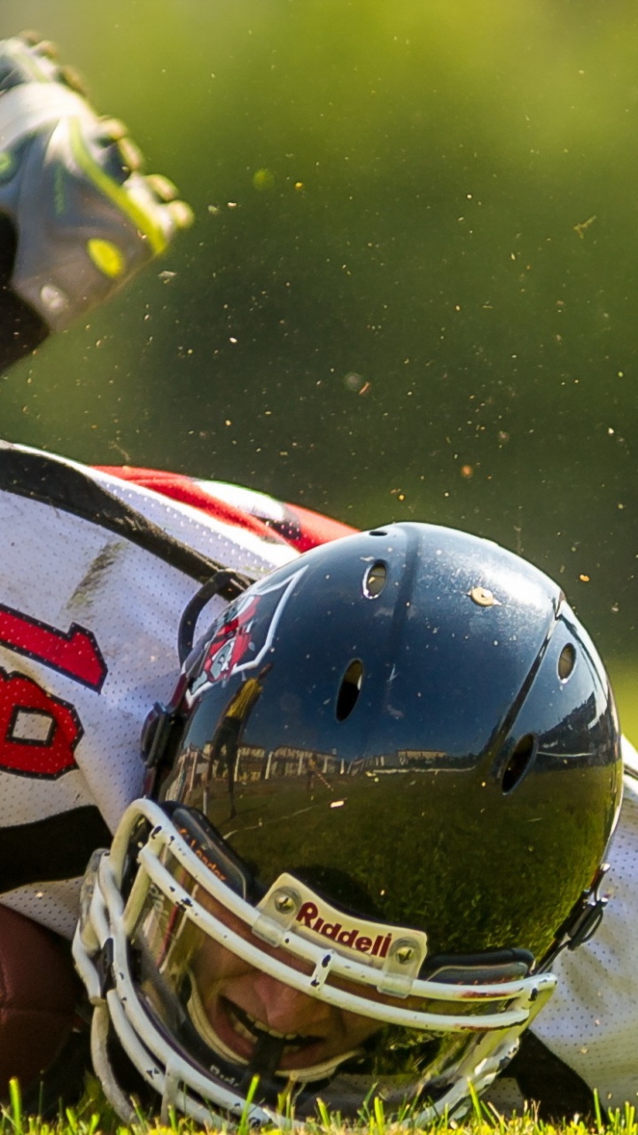 Fußballspieler im Weiß-roten Trikot-Shirt. Wallpaper in 720x1280 Resolution