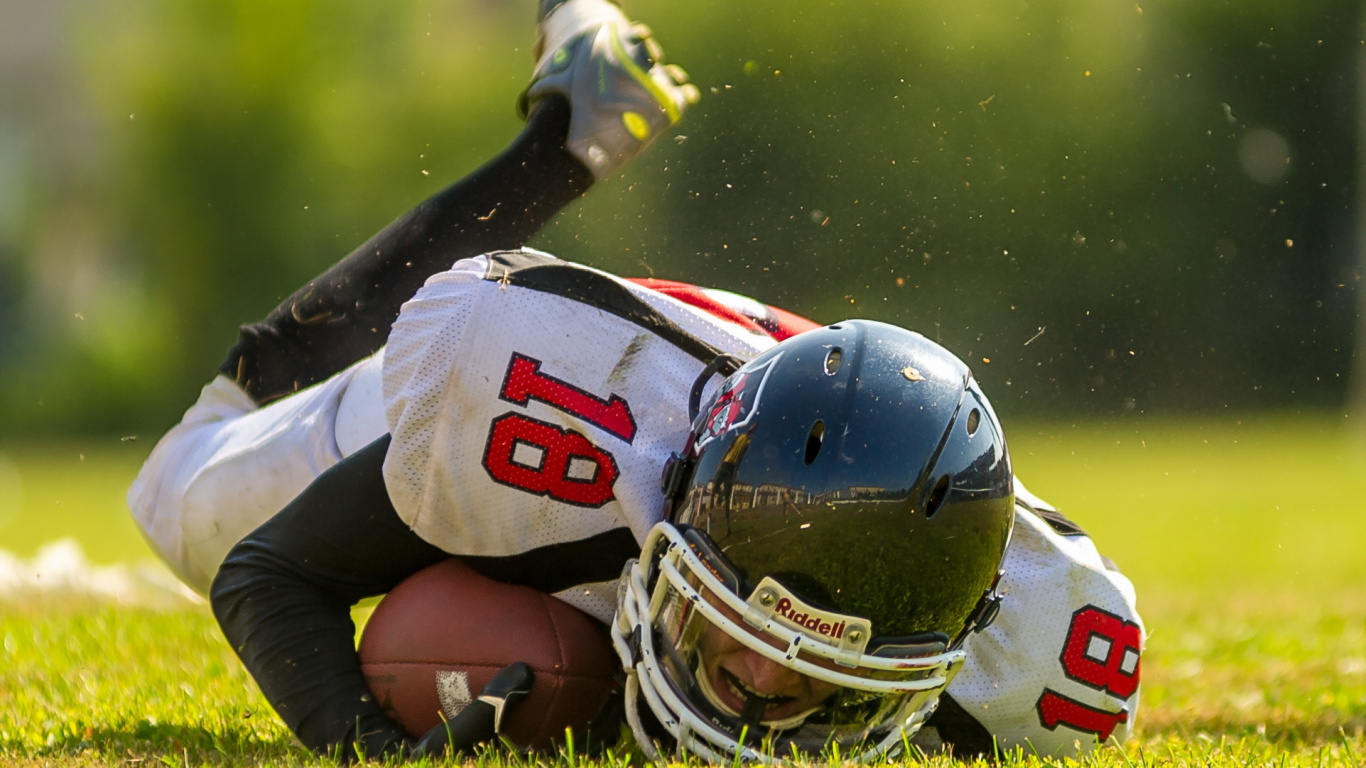 Football Player in White and Red Jersey Shirt. Wallpaper in 1366x768 Resolution