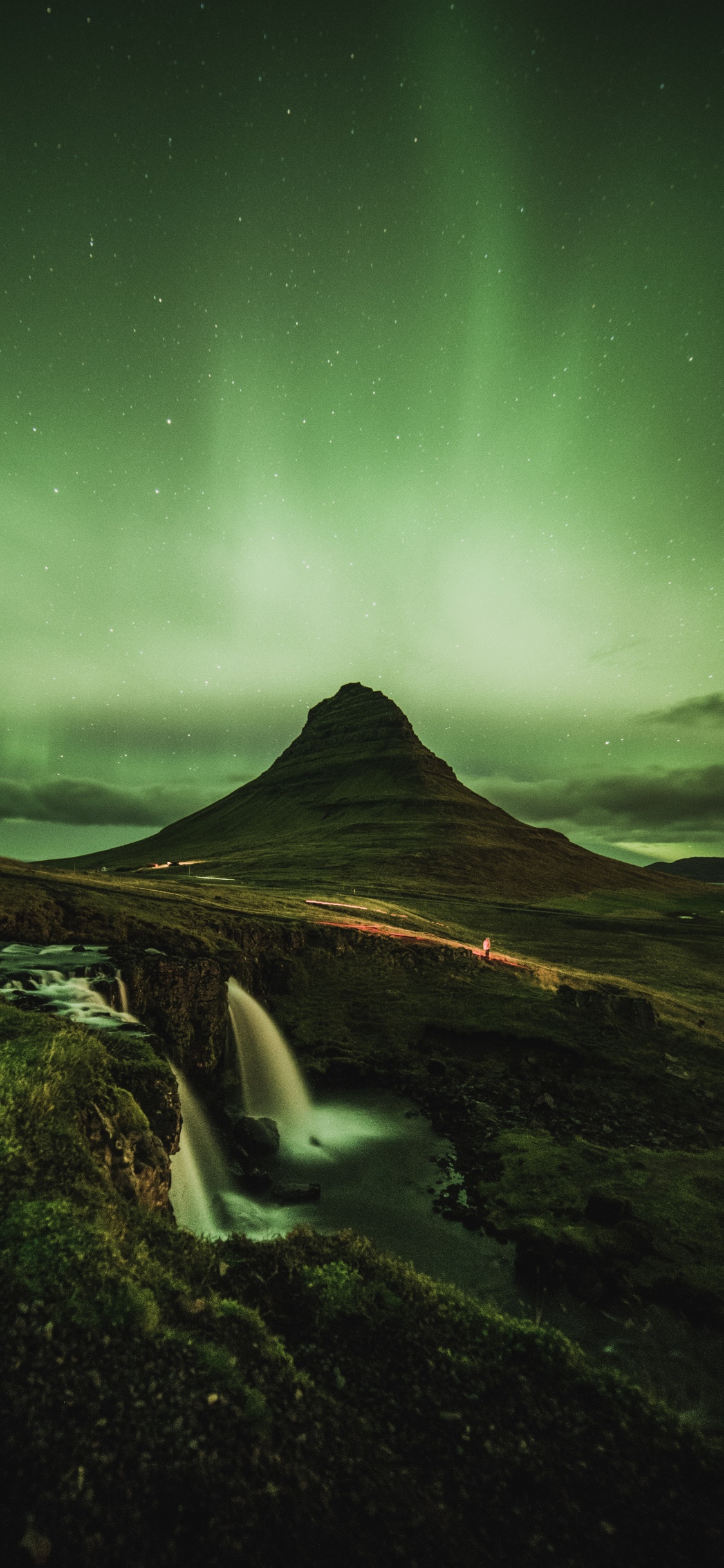 Parque Khaitan, Kirkjufell, Aurora, Viajes a Islandia, Ambiente. Wallpaper in 1125x2436 Resolution