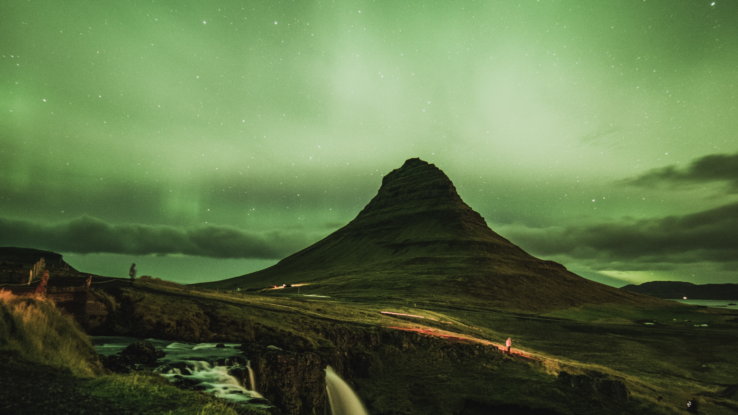 Parque Khaitan, Kirkjufell, Aurora, Viajes a Islandia, Ambiente. Wallpaper in 2560x1440 Resolution