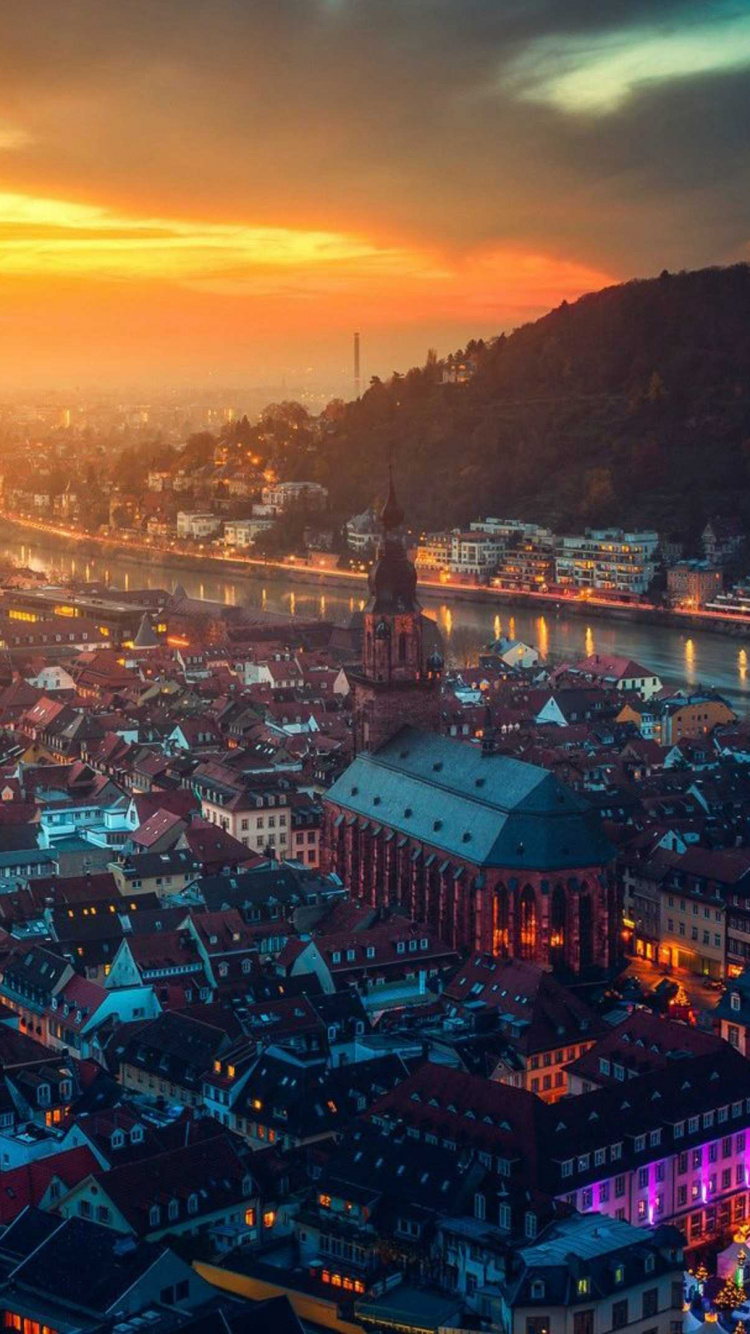 Vue Aérienne de la Ville au Coucher du Soleil. Wallpaper in 750x1334 Resolution