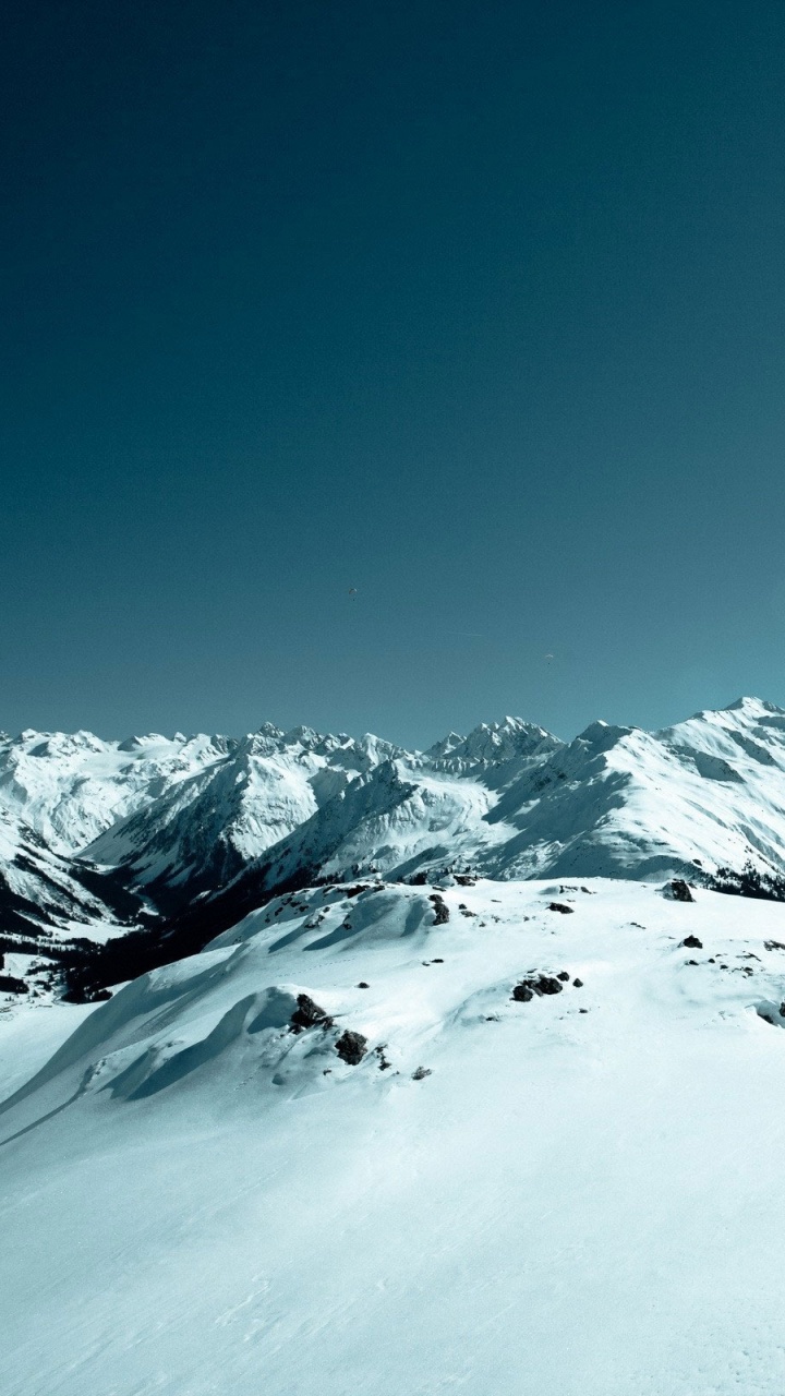 Schneebedeckter Berg Unter Blauem Himmel Tagsüber. Wallpaper in 720x1280 Resolution