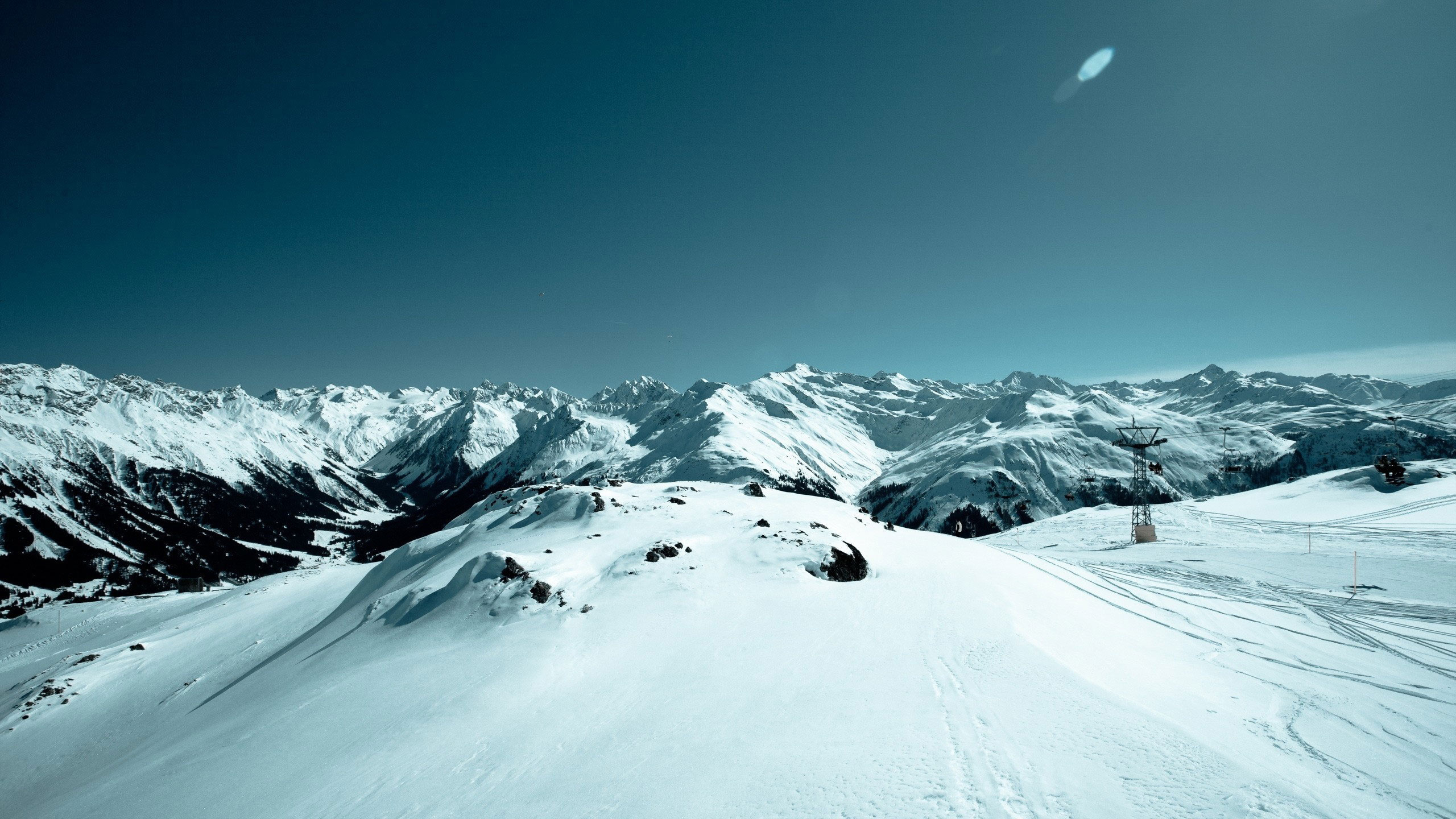 Montaña Cubierta de Nieve Bajo un Cielo Azul Durante el Día. Wallpaper in 2560x1440 Resolution