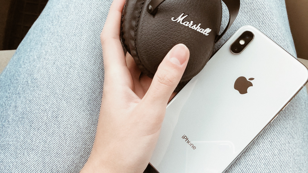 Marshall, IPhone, Marshall Stack, Headphones, Finger. Wallpaper in 1280x720 Resolution