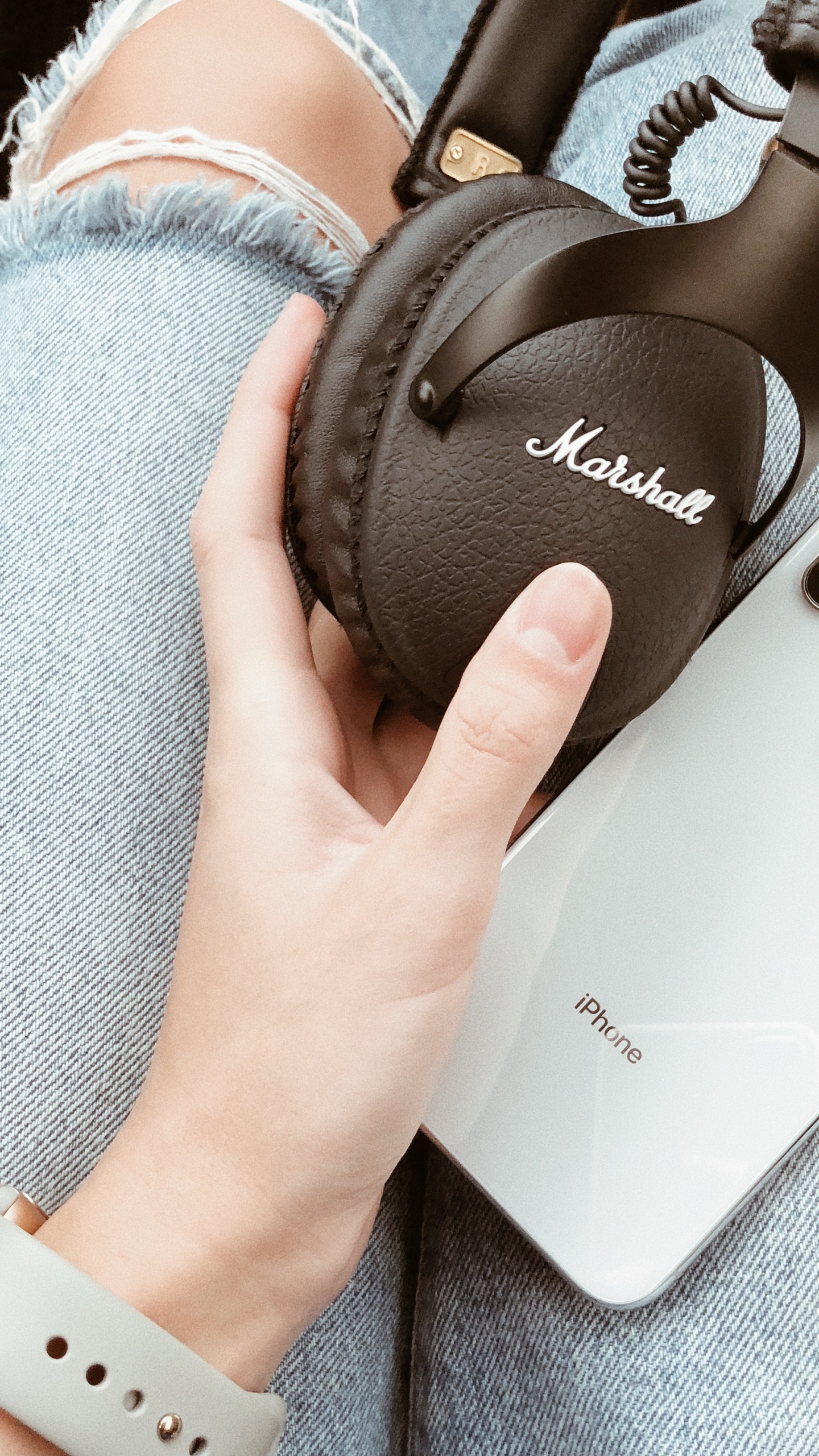 Marshall, IPhone, Marshall Stack, Headphones, Finger. Wallpaper in 1440x2560 Resolution