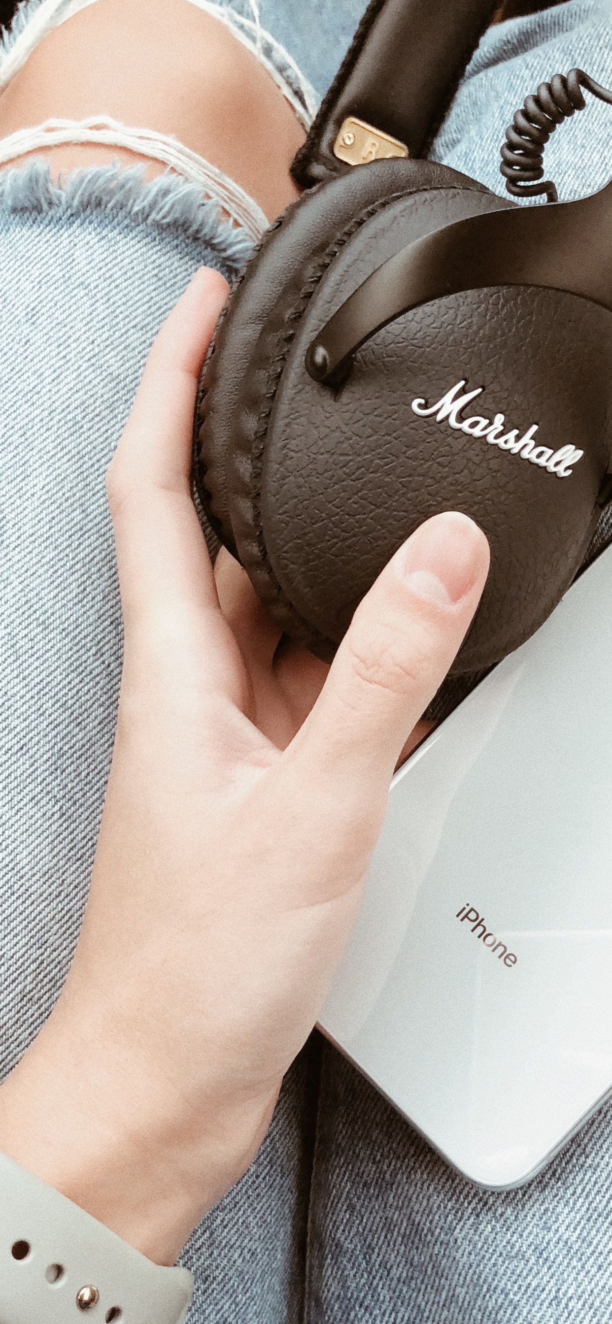 Marshall, IPhone, Marshall Stack, Kopfhörer, Finger. Wallpaper in 1242x2688 Resolution