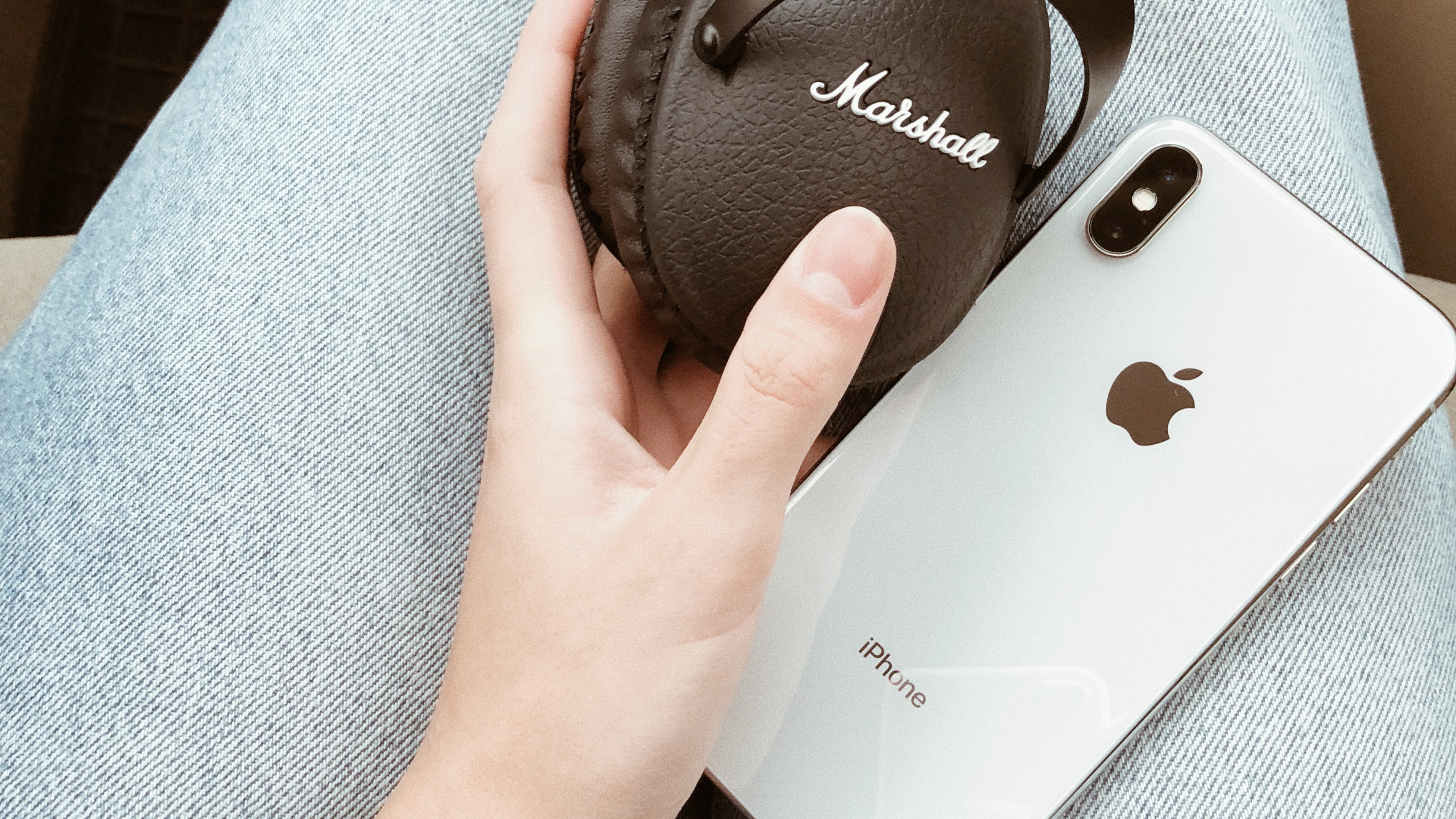 Marshall, IPhone, Marshall Stack, Kopfhörer, Finger. Wallpaper in 2560x1440 Resolution