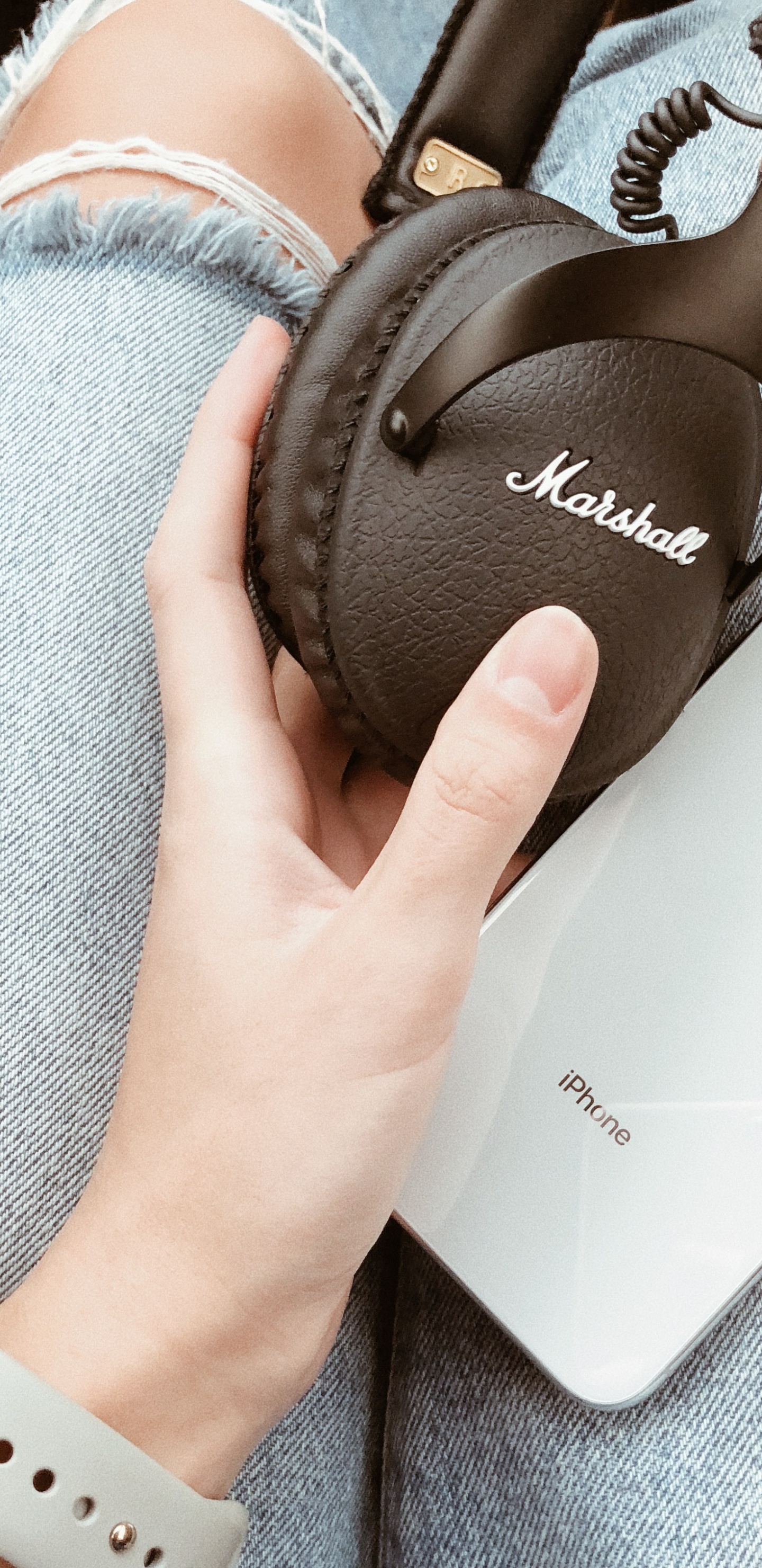 Marshall, IPhone, Pila de Marshall, Auriculares, Dedo. Wallpaper in 1440x2960 Resolution