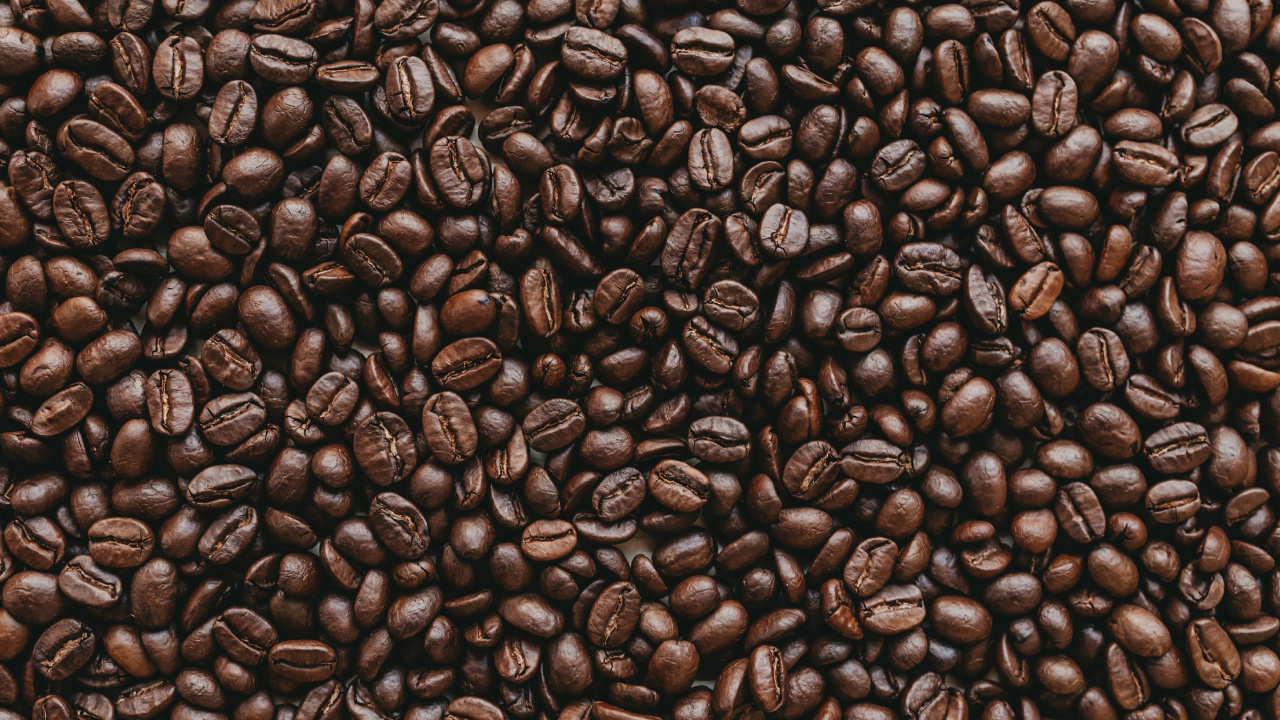 Granos de Café en la Superficie de Madera Marrón. Wallpaper in 1280x720 Resolution